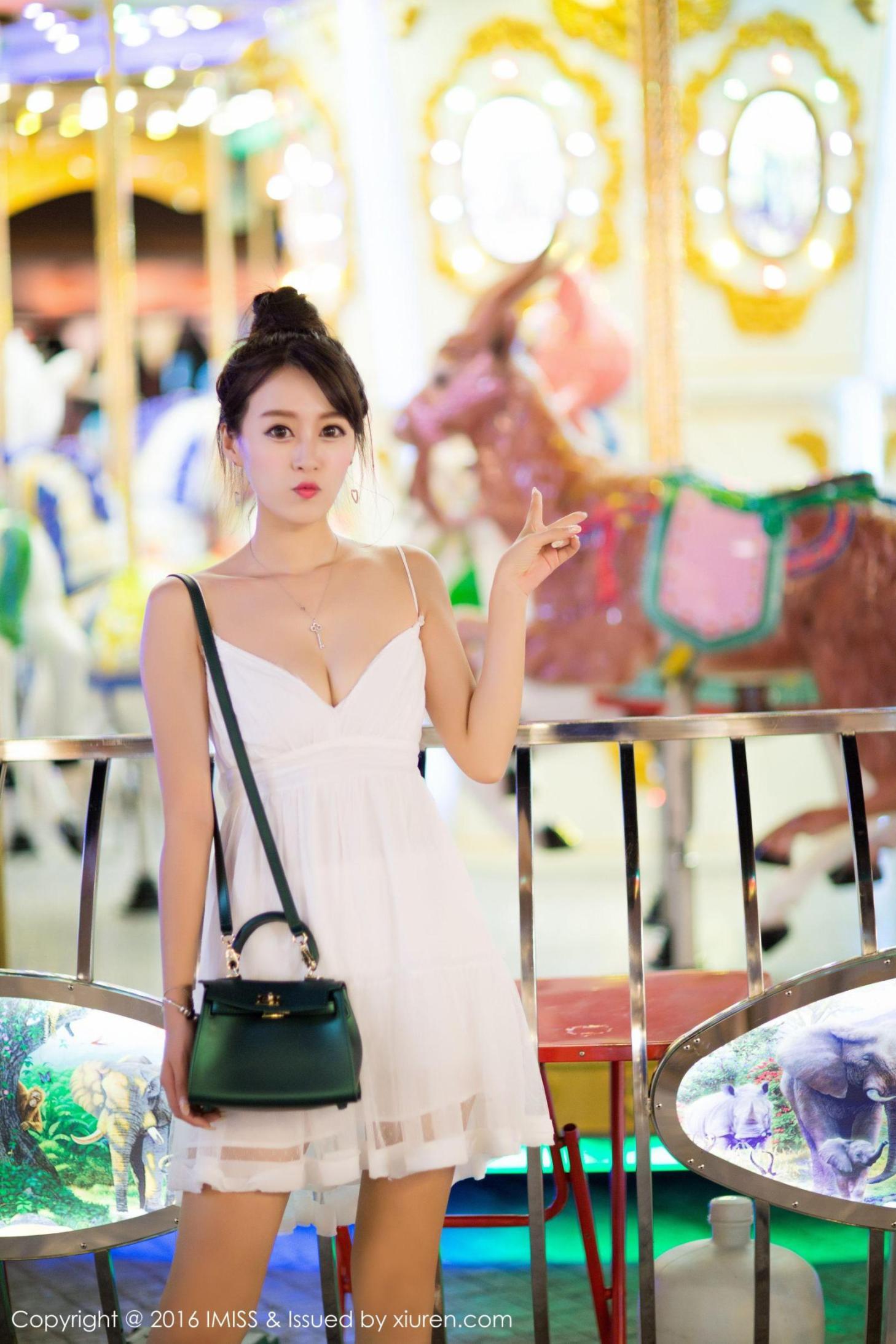 [推女神] 王曼妮 街拍+泳池旁小清新系列高清手机美女壁纸4P