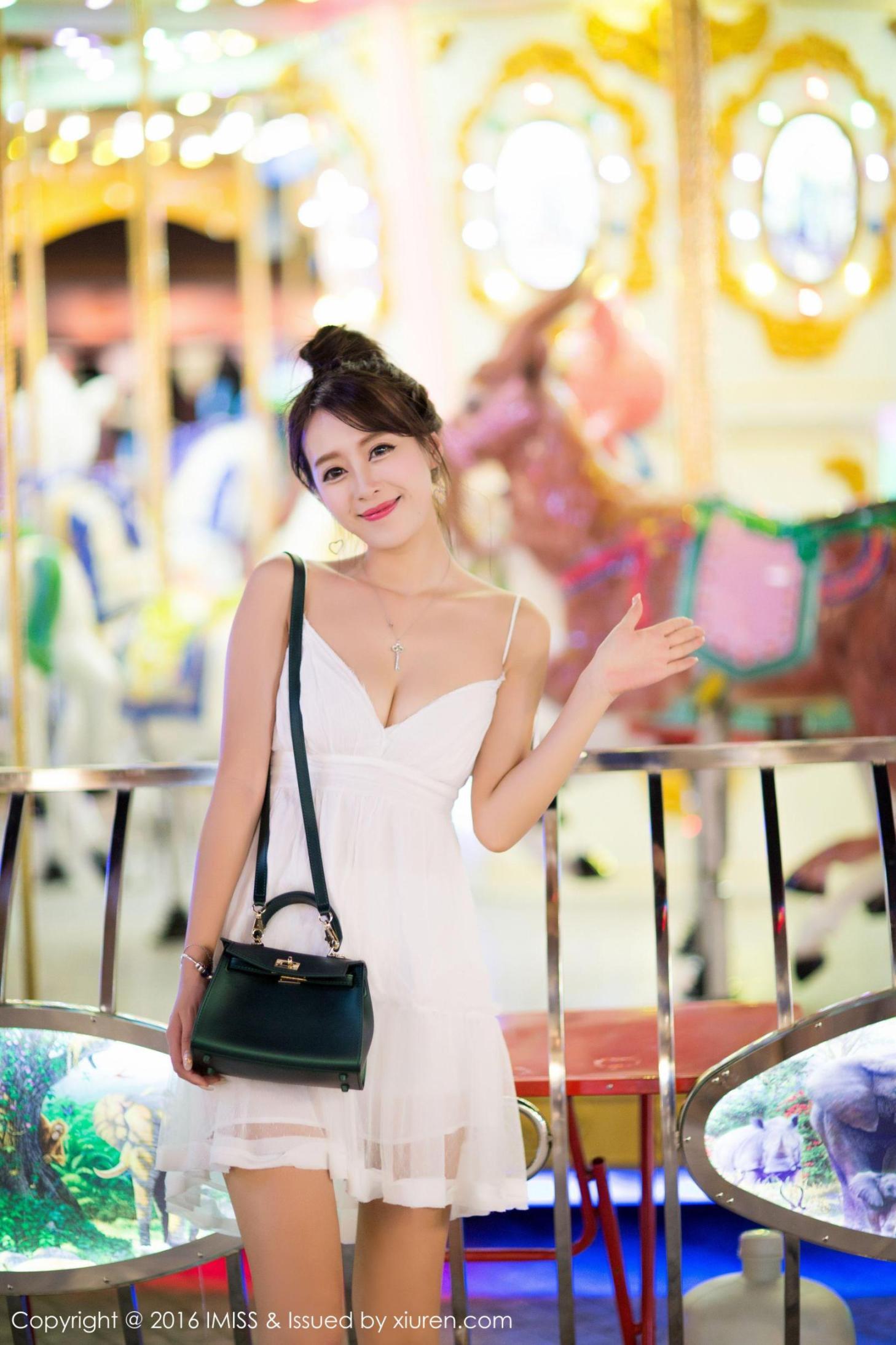 [推女神] 王曼妮 街拍+泳池旁小清新系列高清手机美女壁纸5P