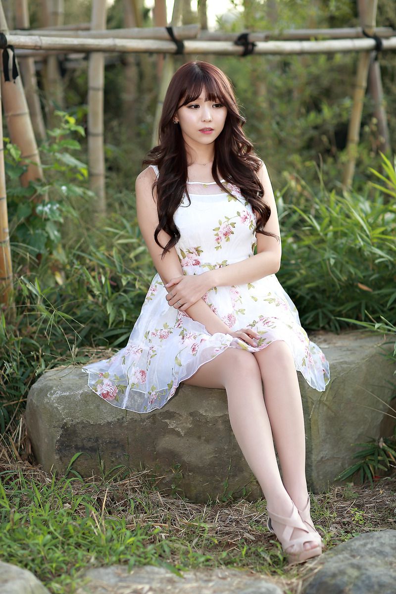[网络美女] 李恩慧 公园外拍连衣裙系列 高清手机美女壁纸