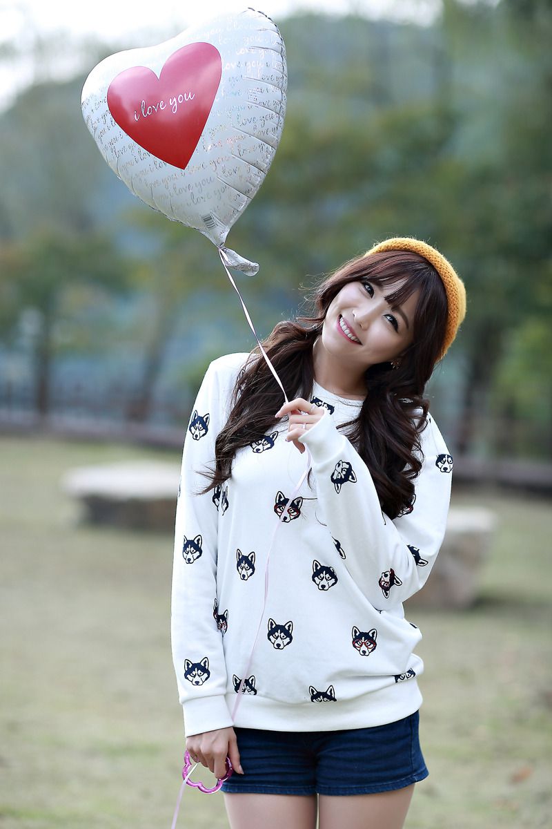 [网络美女] 李恩慧 外拍清新可爱长筒袜系列高清手机美女壁纸30P