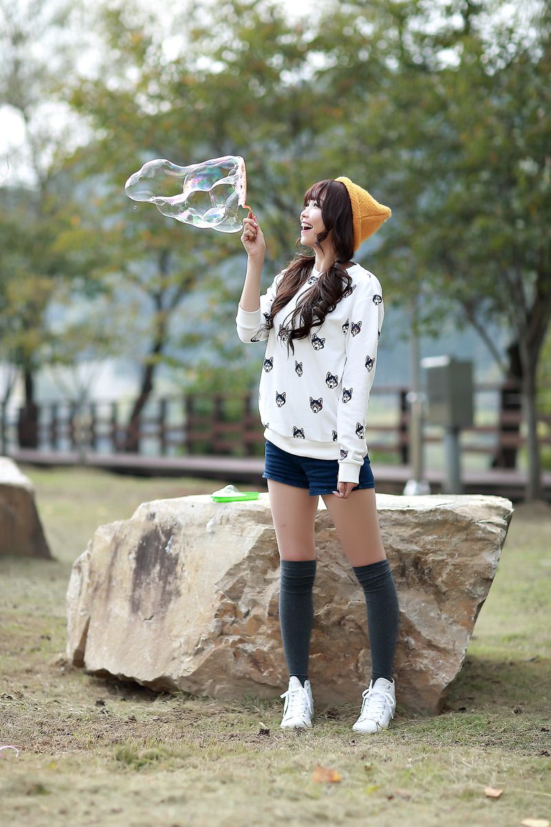 [网络美女] 李恩慧 外拍清新可爱长筒袜系列高清手机美女壁纸33P