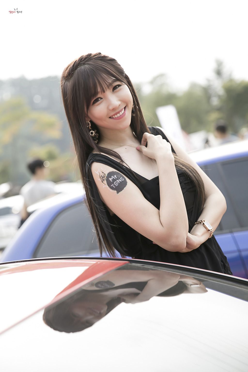 [网络美女] 李恩慧 户外车展吊带连衣裙系列高清手机美女壁纸21P