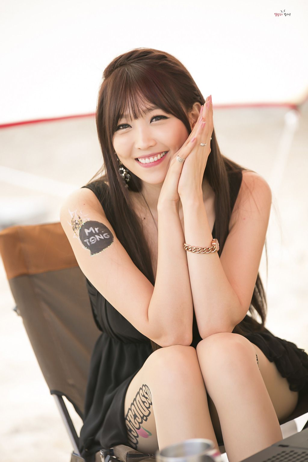 [网络美女] 李恩慧 户外车展吊带连衣裙系列高清手机美女壁纸27P