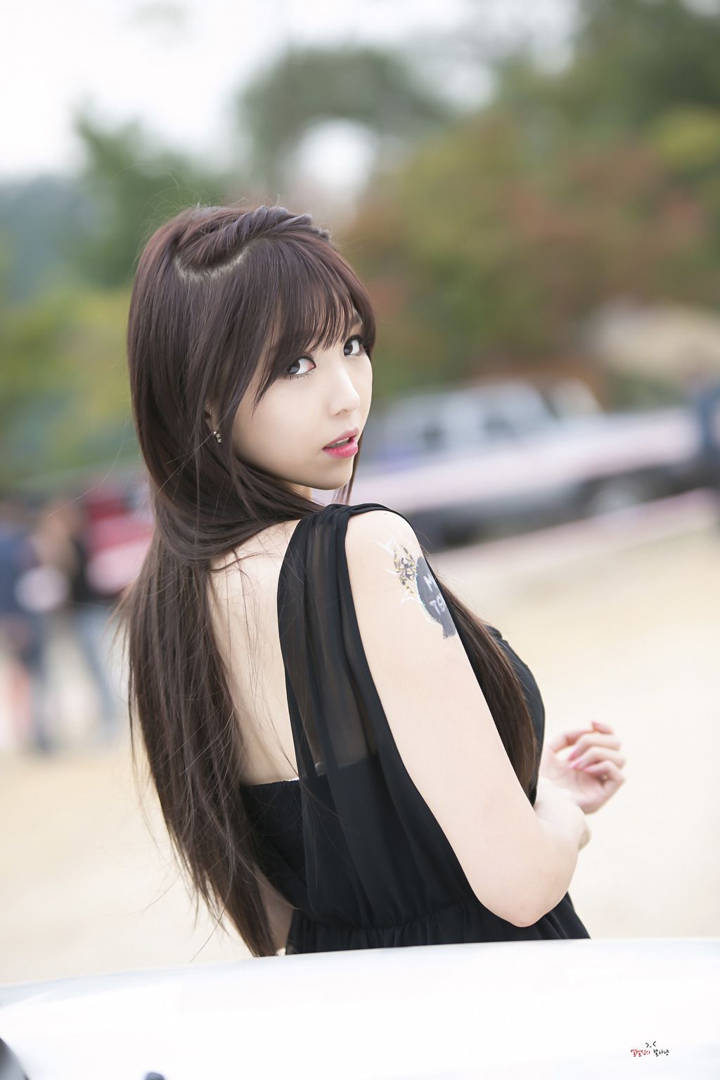 [网络美女] 李恩慧 户外车展吊带连衣裙系列高清手机美女壁纸31P