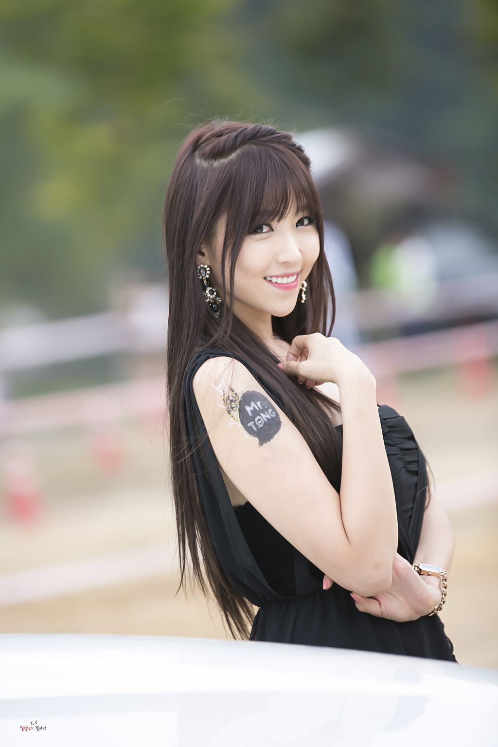 [网络美女] 李恩慧 户外车展吊带连衣裙系列高清手机美女壁纸42P