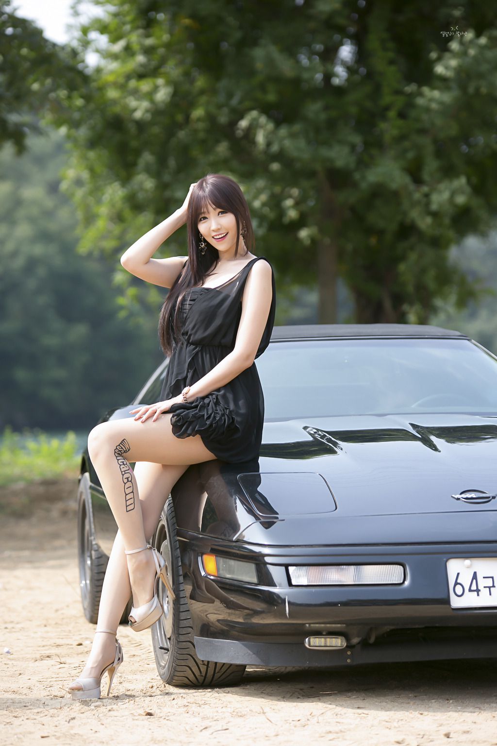 [网络美女] 李恩慧 户外车展吊带连衣裙系列高清手机美女壁纸18P