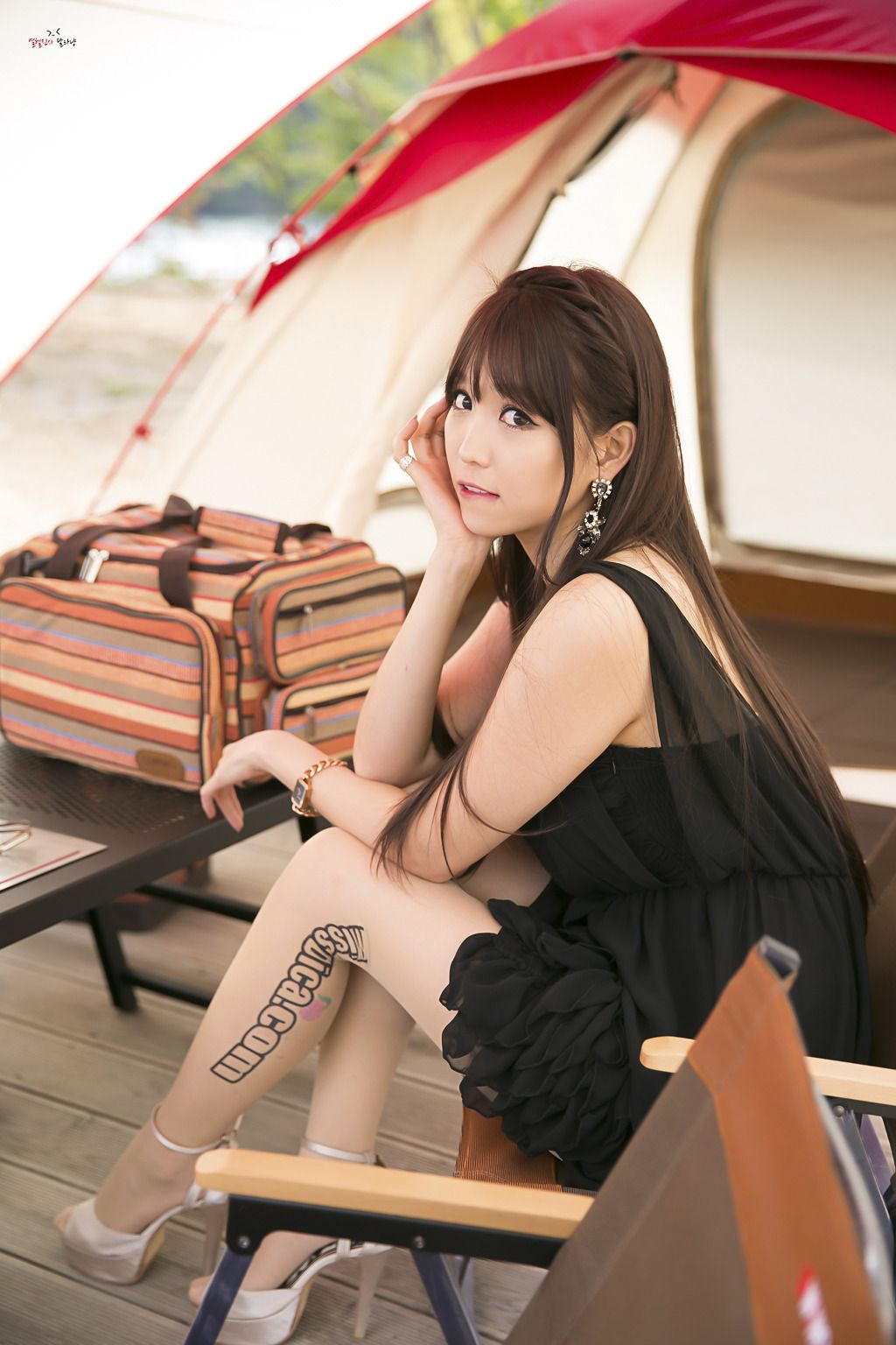 [网络美女] 李恩慧 户外车展吊带连衣裙系列高清手机美女壁纸23P