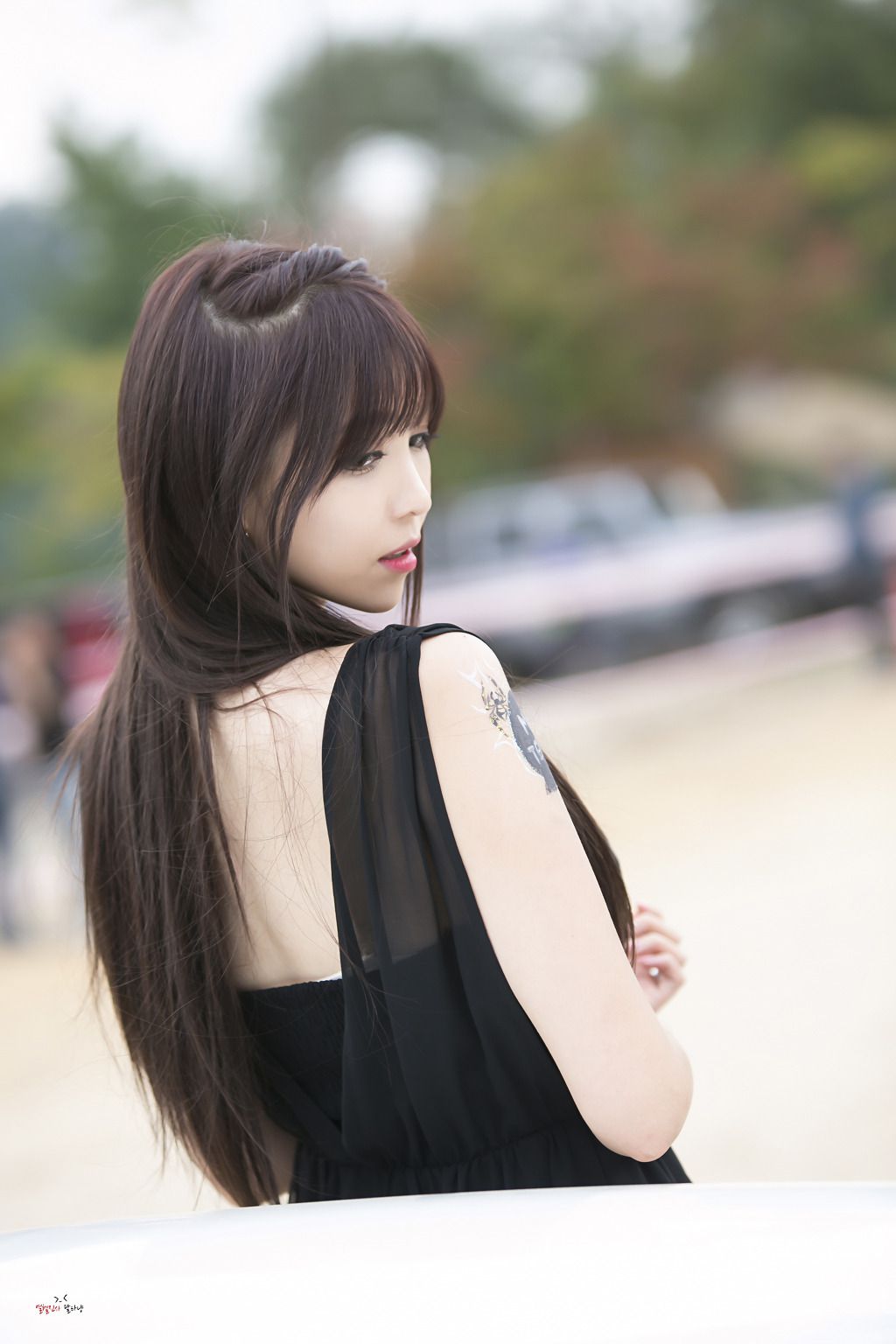 [网络美女] 李恩慧 户外车展吊带连衣裙系列高清手机美女壁纸40P