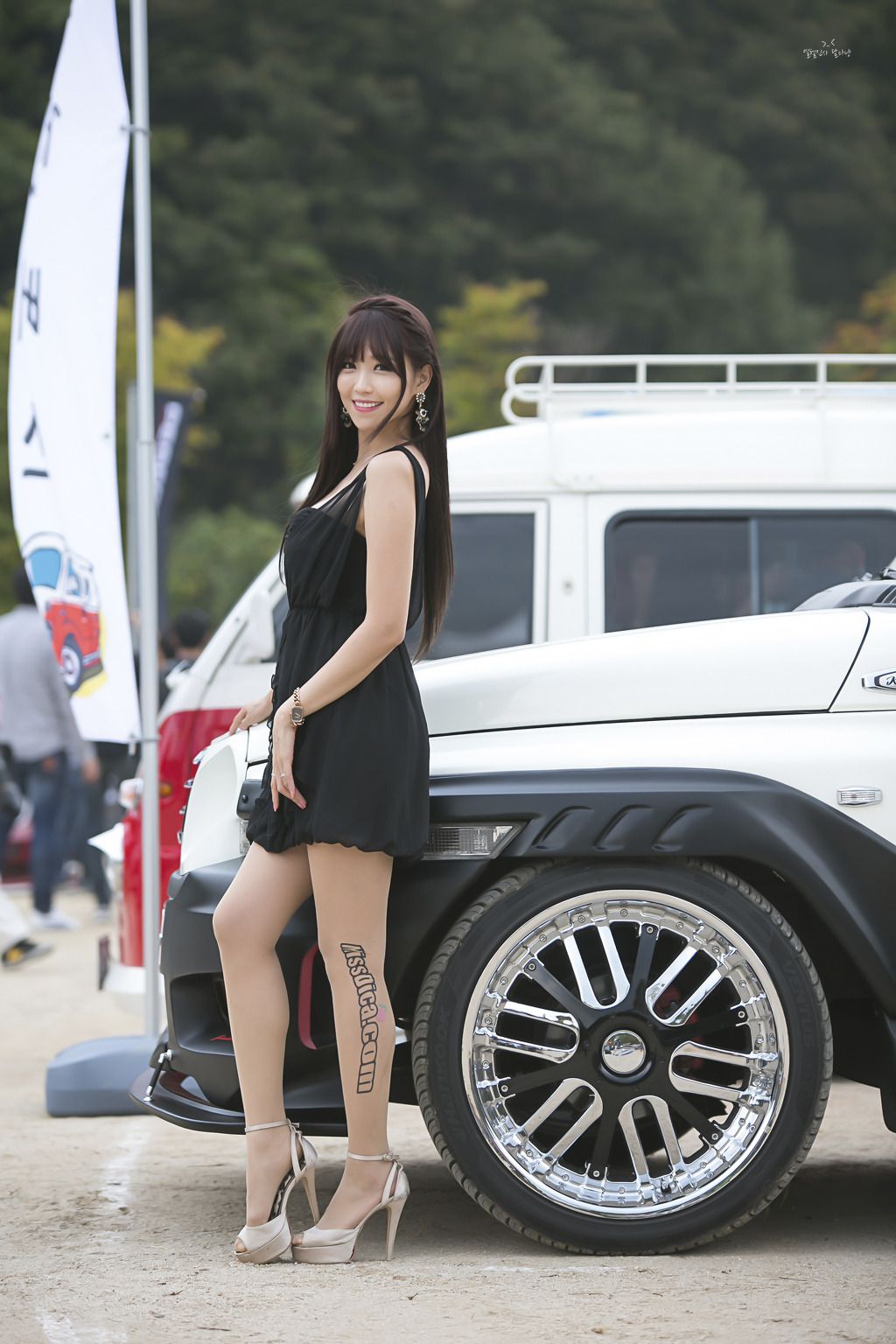 [网络美女] 李恩慧 户外车展吊带连衣裙系列高清手机美女壁纸22P