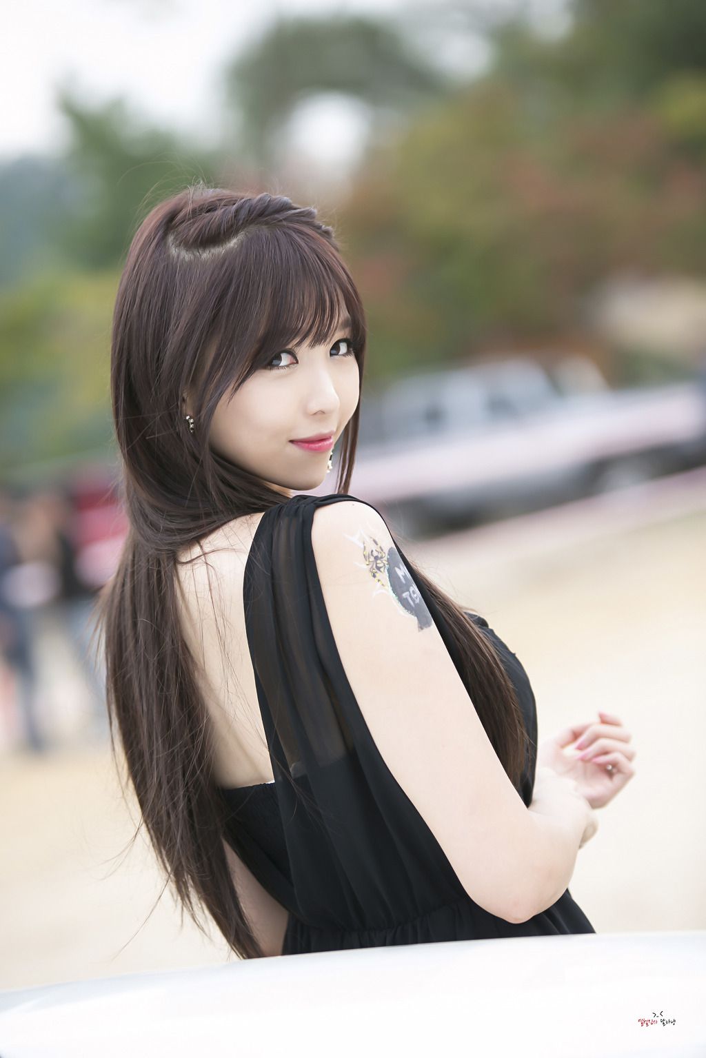 [网络美女] 李恩慧 户外车展吊带连衣裙系列高清手机美女壁纸41P