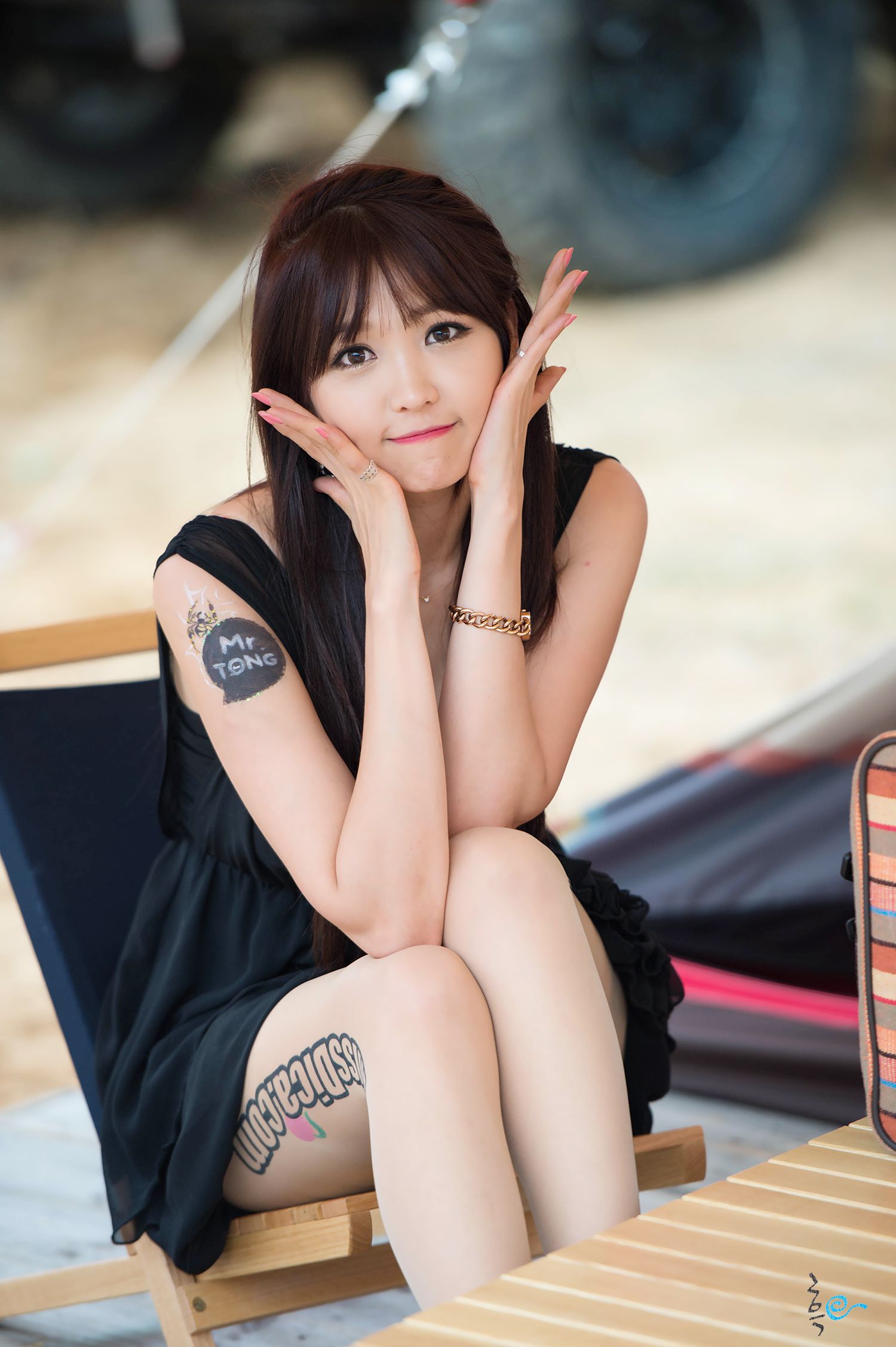 [网络美女] 李恩慧 户外车展吊带连衣裙系列高清手机美女壁纸92P