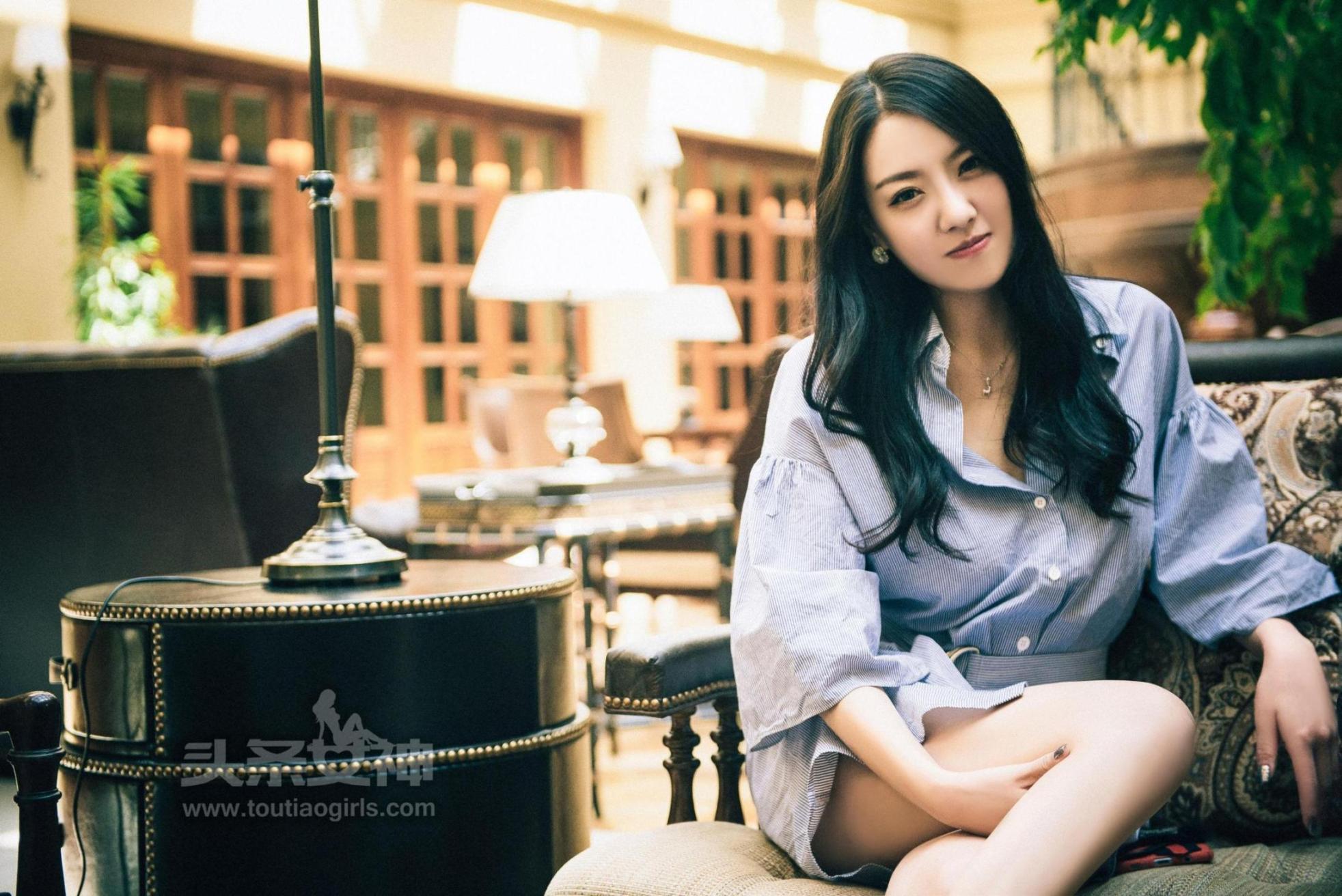 [头条女神] 贾丹 爱在深秋 高清手机美女壁纸