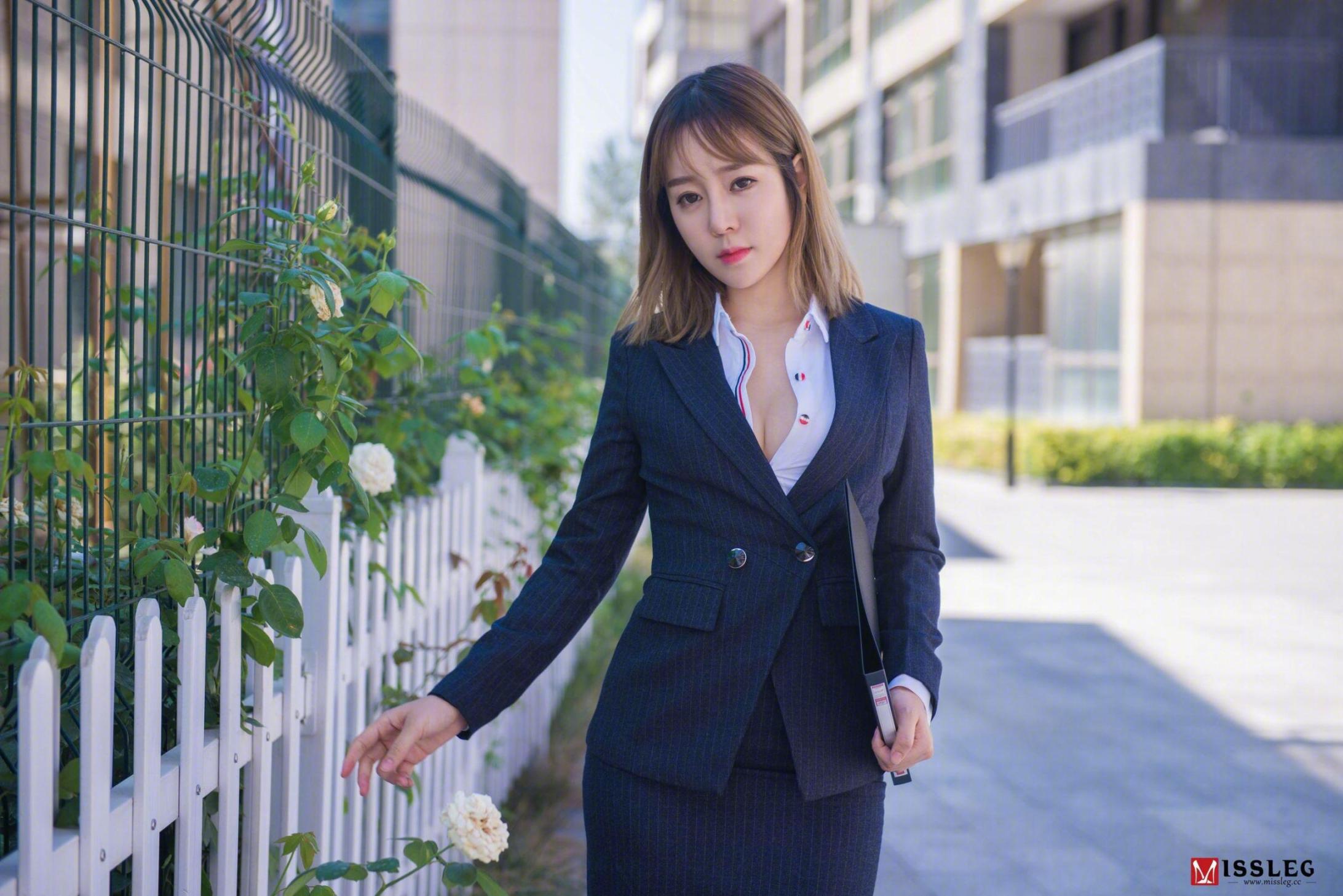 [波萝社] 王雨纯 撕裂的OL 高清手机美女壁纸