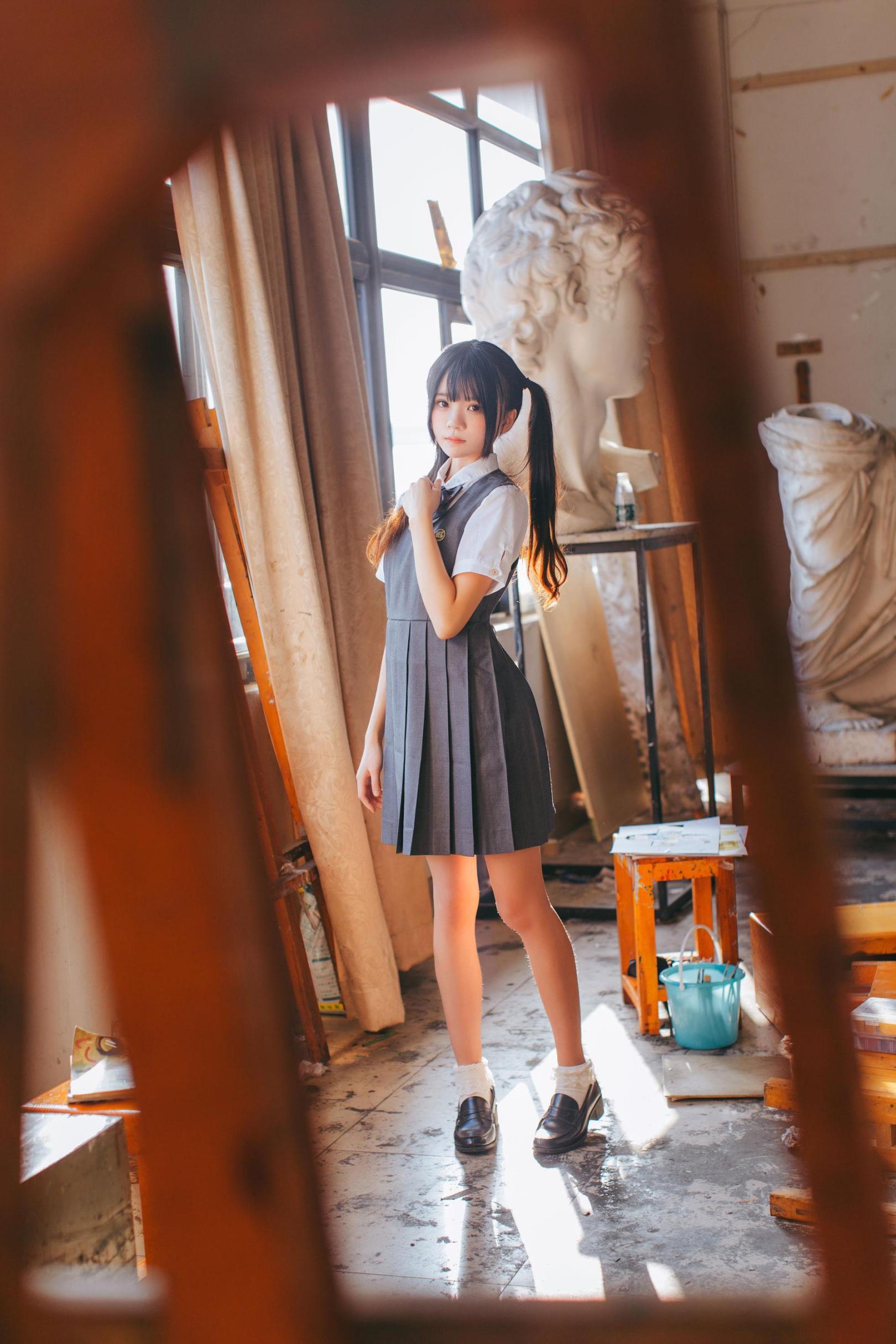 [网络美女] 桜桃喵 画室少女高清手机美女壁纸4P