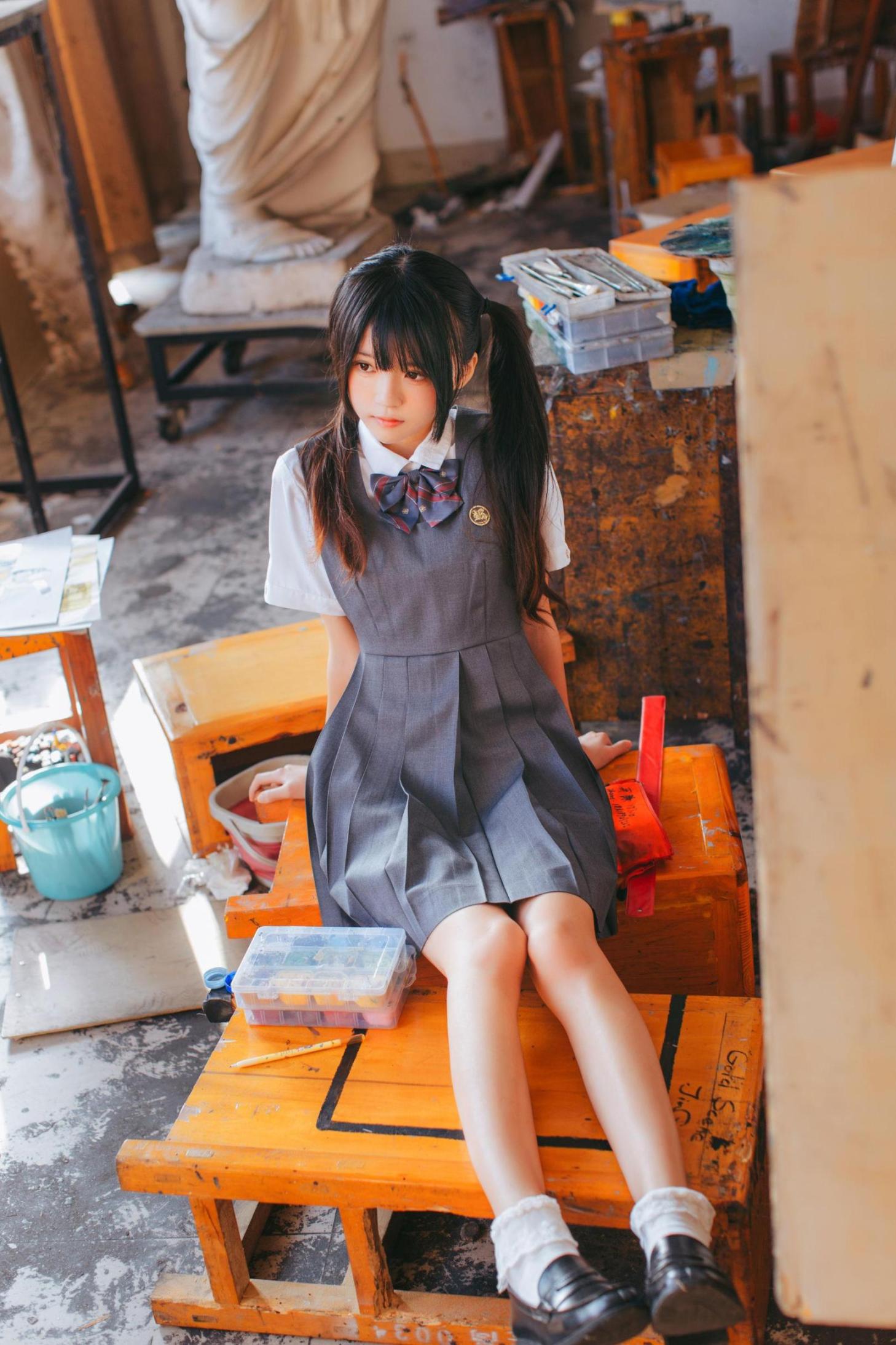 [网络美女] 桜桃喵 画室少女高清手机美女壁纸5P