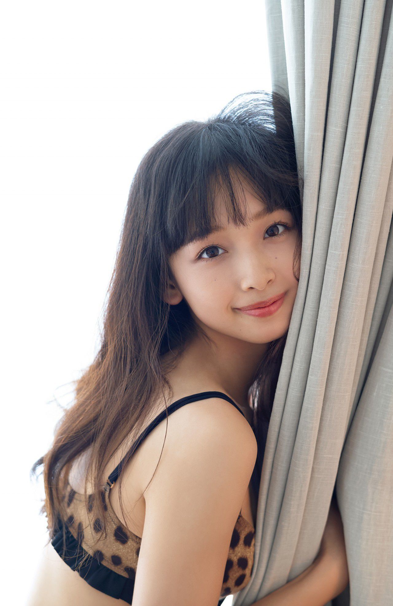 [FRIDAY杂志写真] 华村飞鸟 ちょっぴりオトナなビキニでシャワー(動画付き) 高清手机美女壁纸