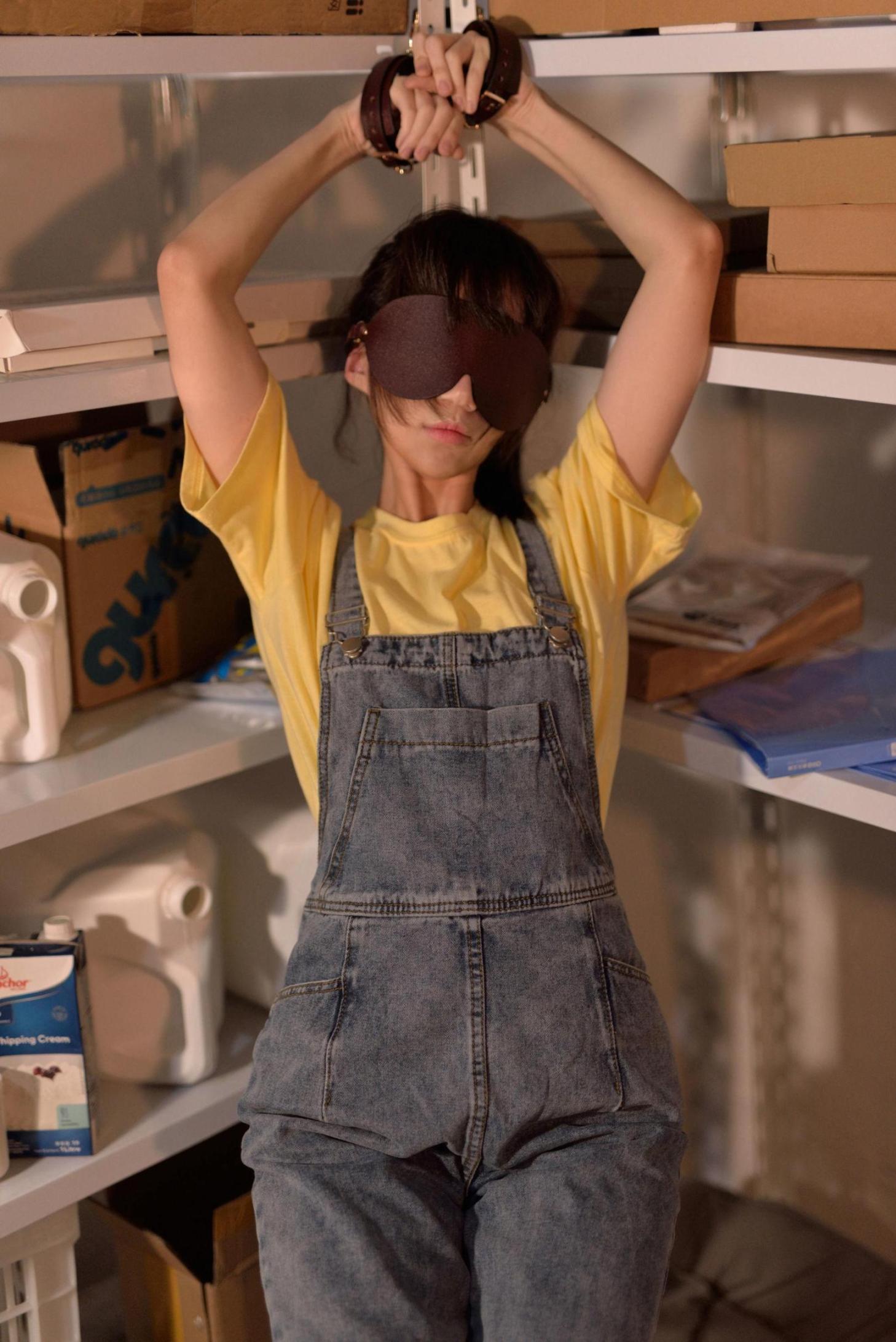 [网络美女] 魔物喵 杂物间 高清手机美女壁纸