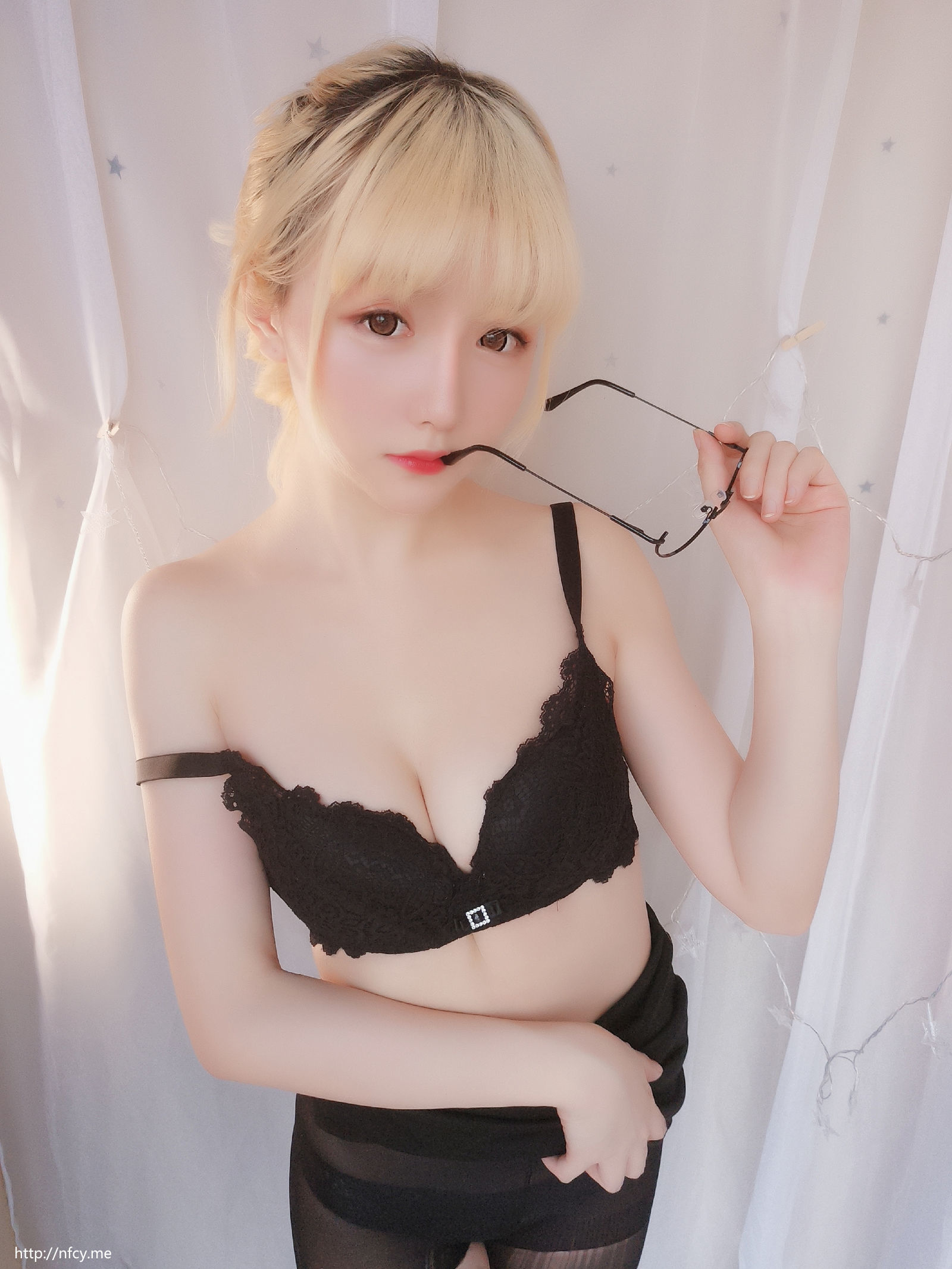 [网络美女] 星之迟迟 今晚加班包 高清手机美女壁纸