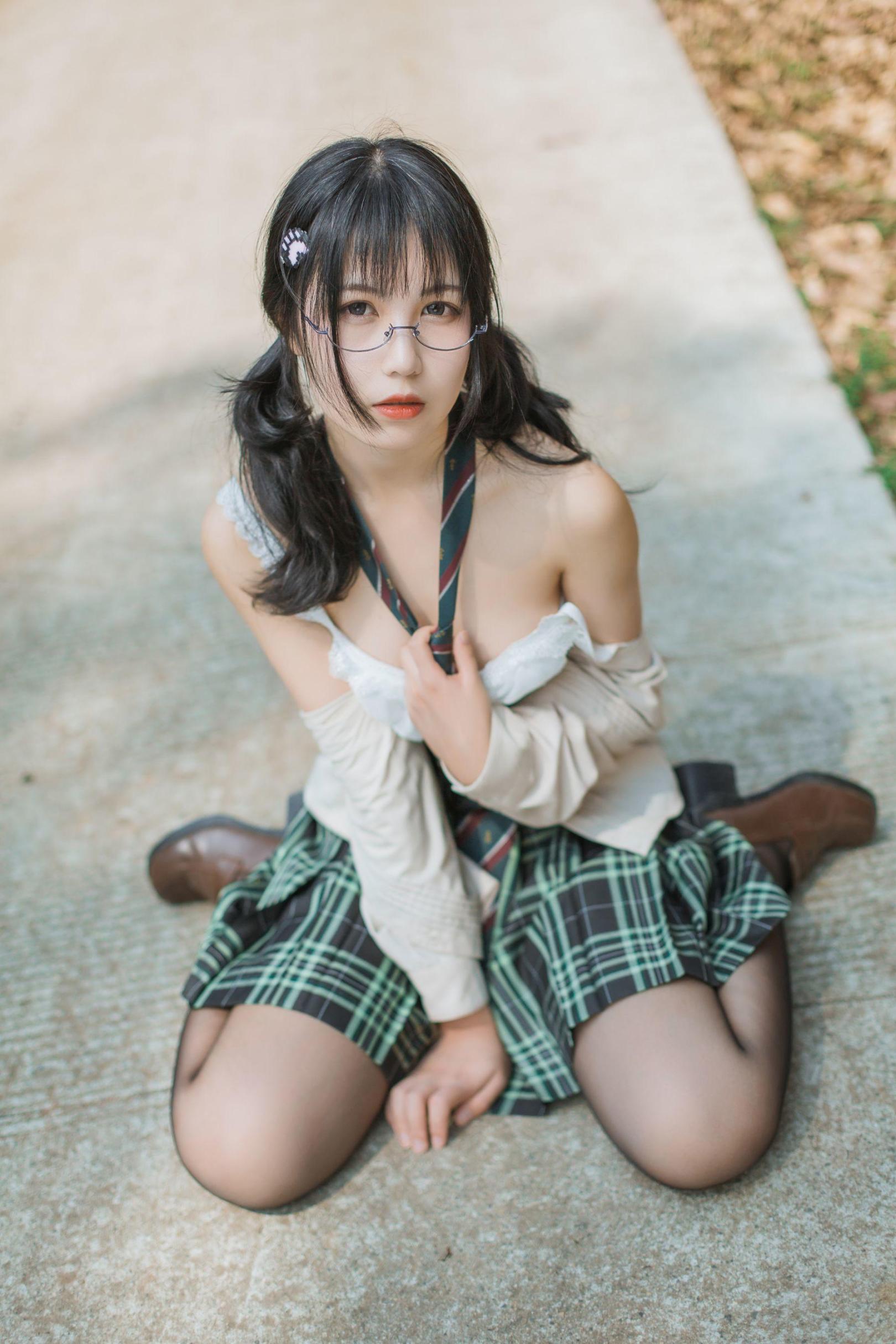 [网络美女] 逐月su 乡间小路 高清手机美女壁纸