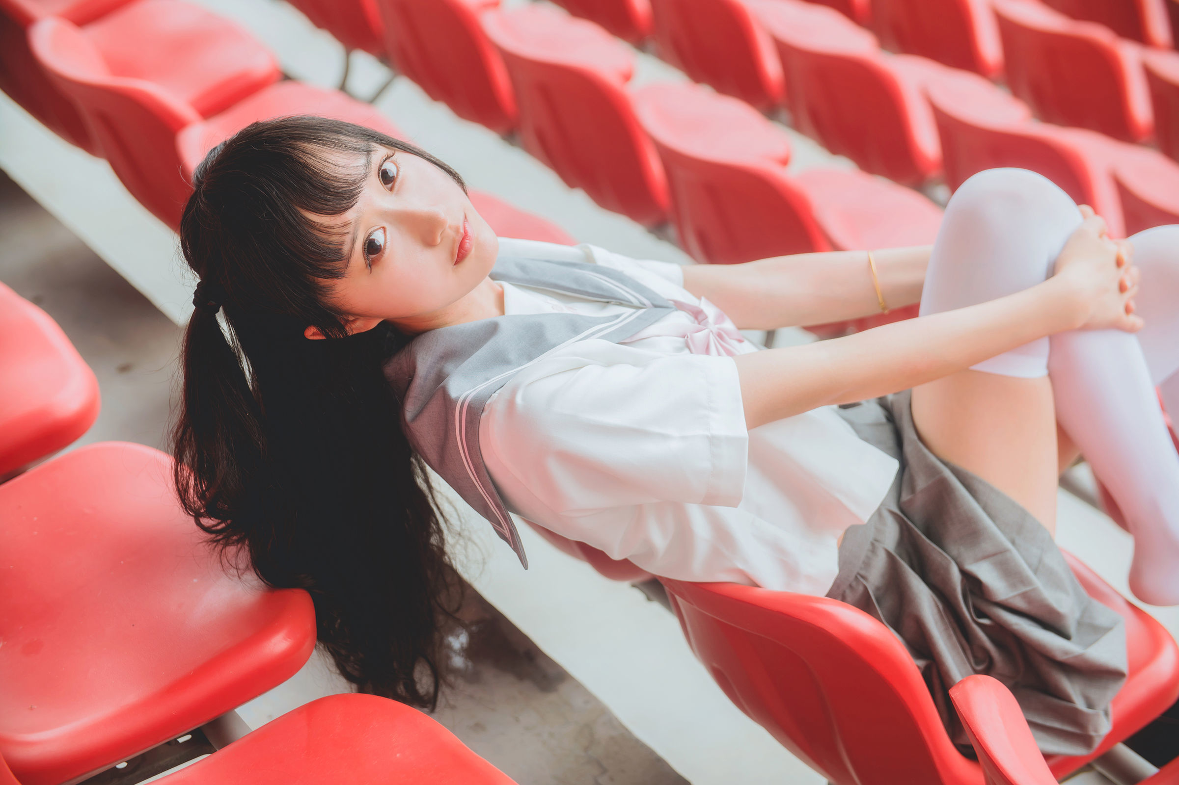 [网络美女] 木绵绵 灰色JK制服高清手机美女壁纸16P