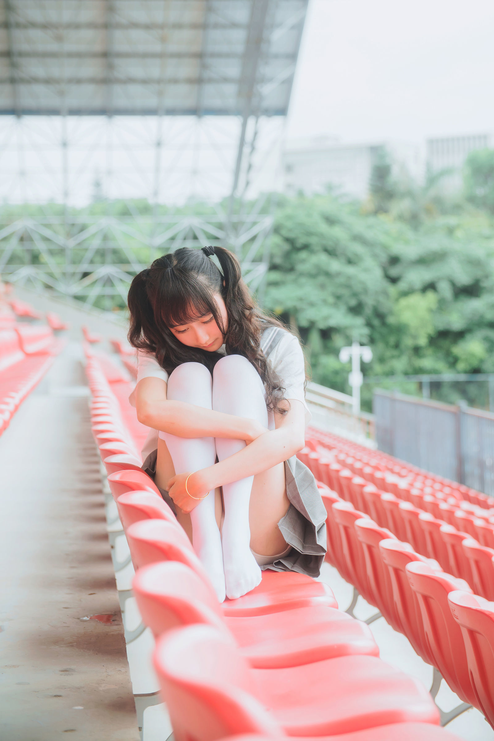 [网络美女] 木绵绵 灰色JK制服高清手机美女壁纸15P