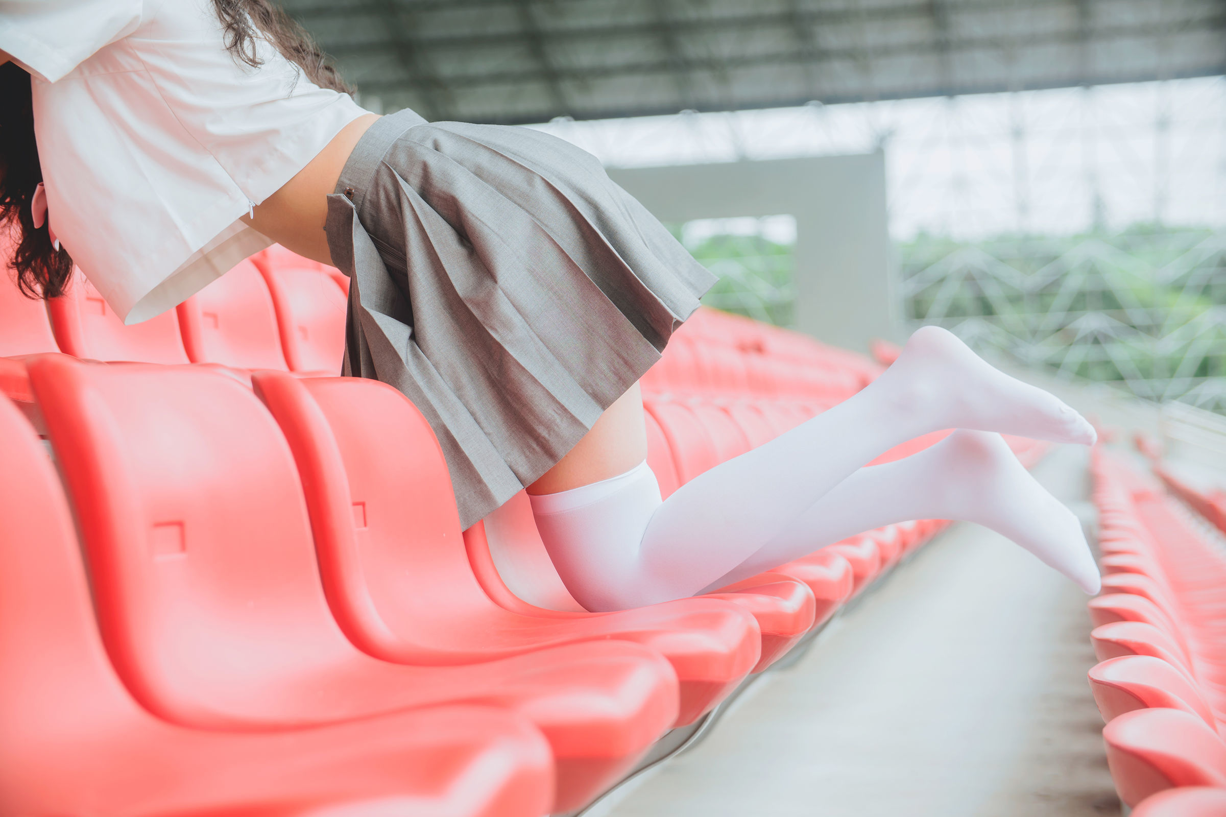 [网络美女] 木绵绵 灰色JK制服高清手机美女壁纸11P