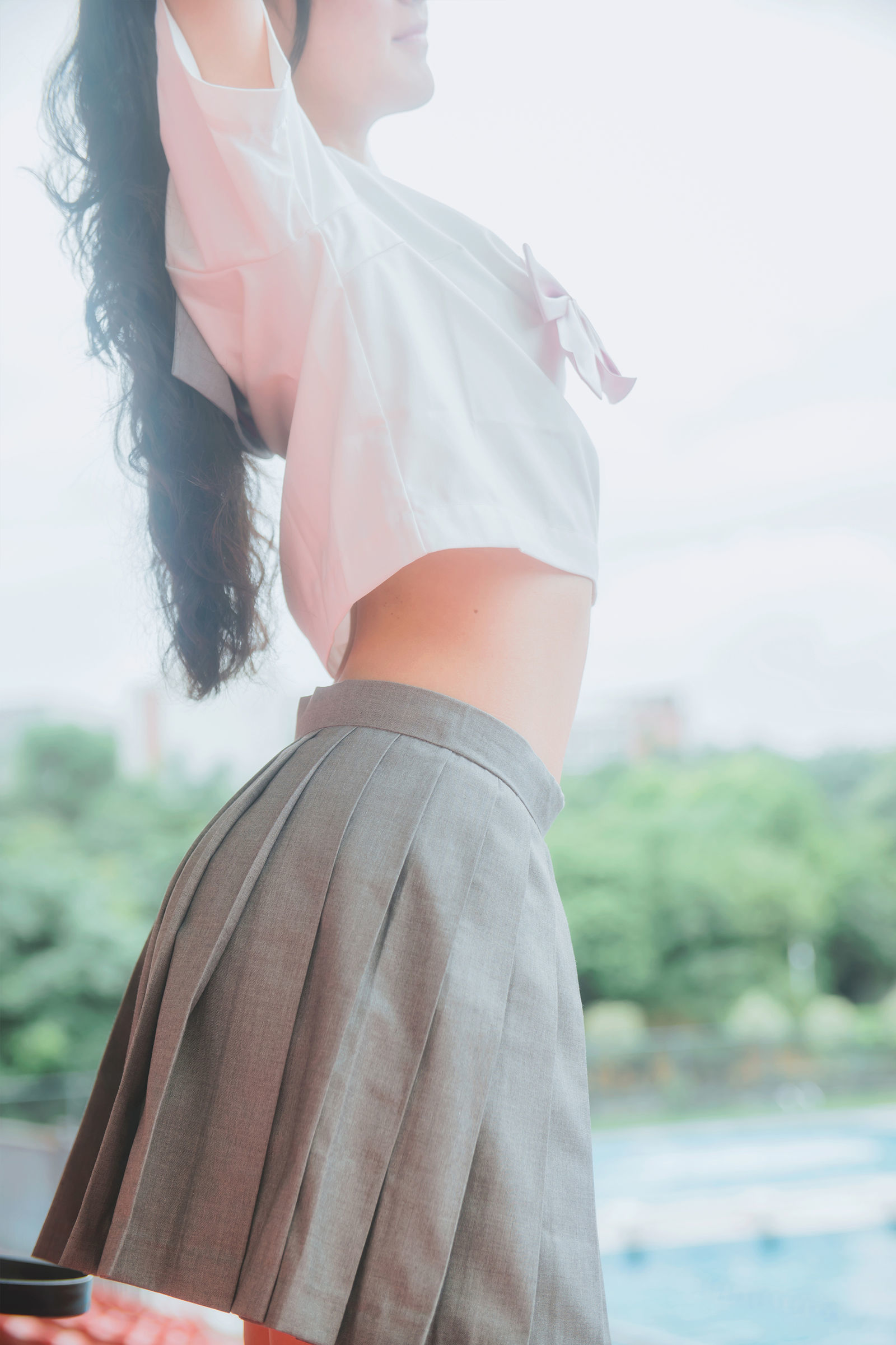 [网络美女] 木绵绵 灰色JK制服高清手机美女壁纸2P