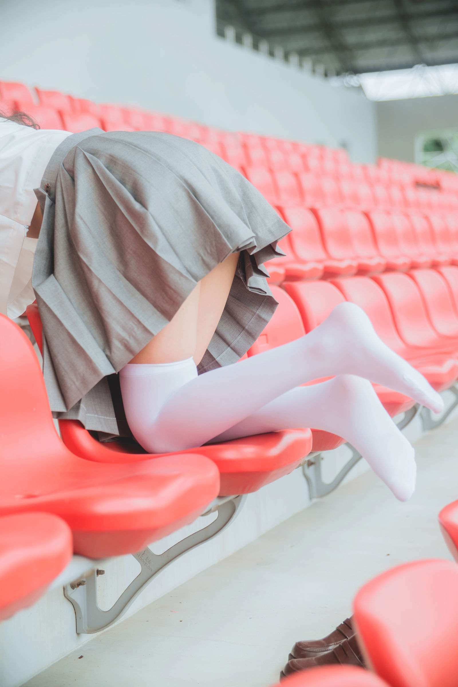 [网络美女] 木绵绵 灰色JK制服高清手机美女壁纸10P