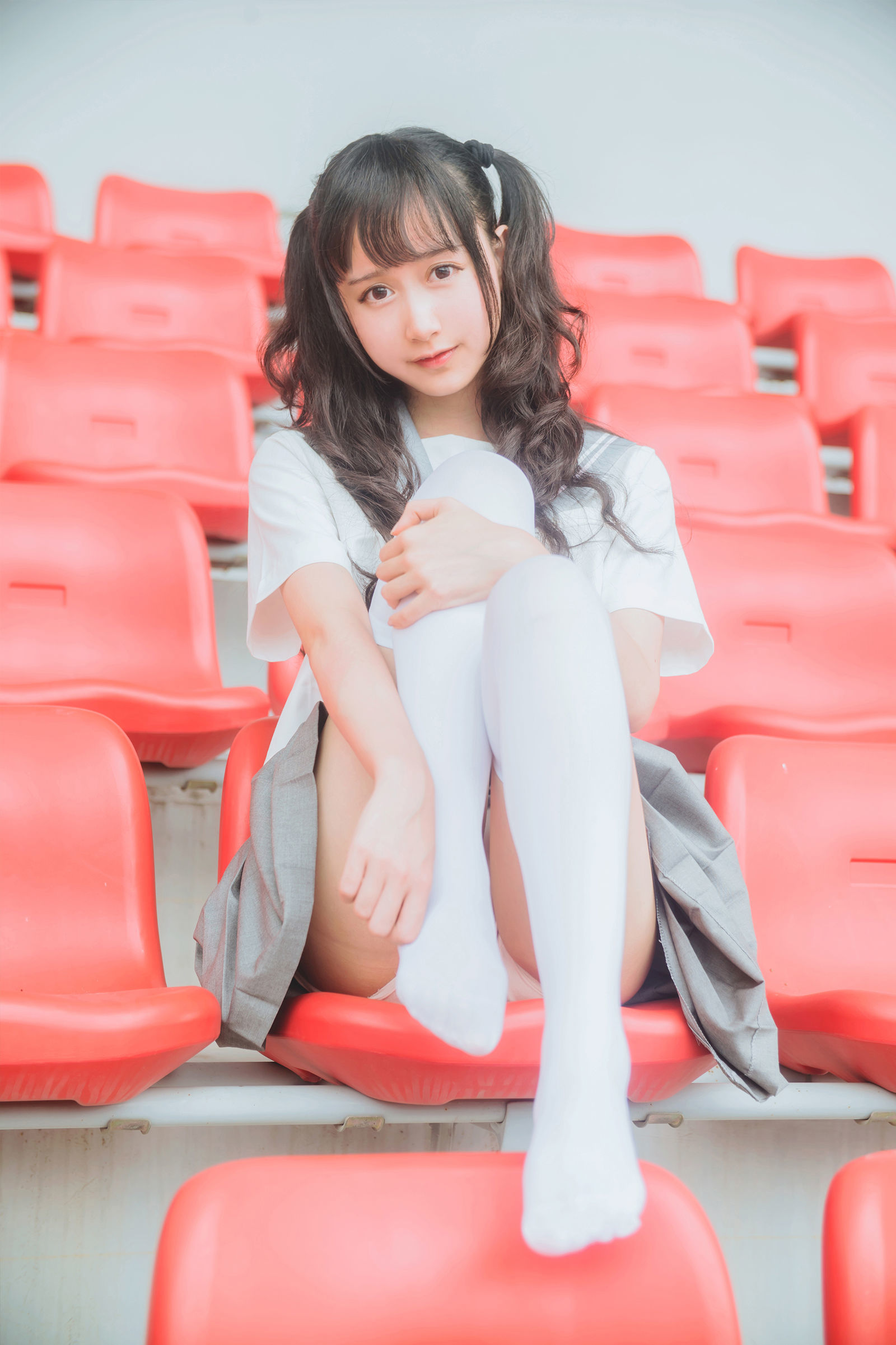 [网络美女] 木绵绵 灰色JK制服高清手机美女壁纸6P