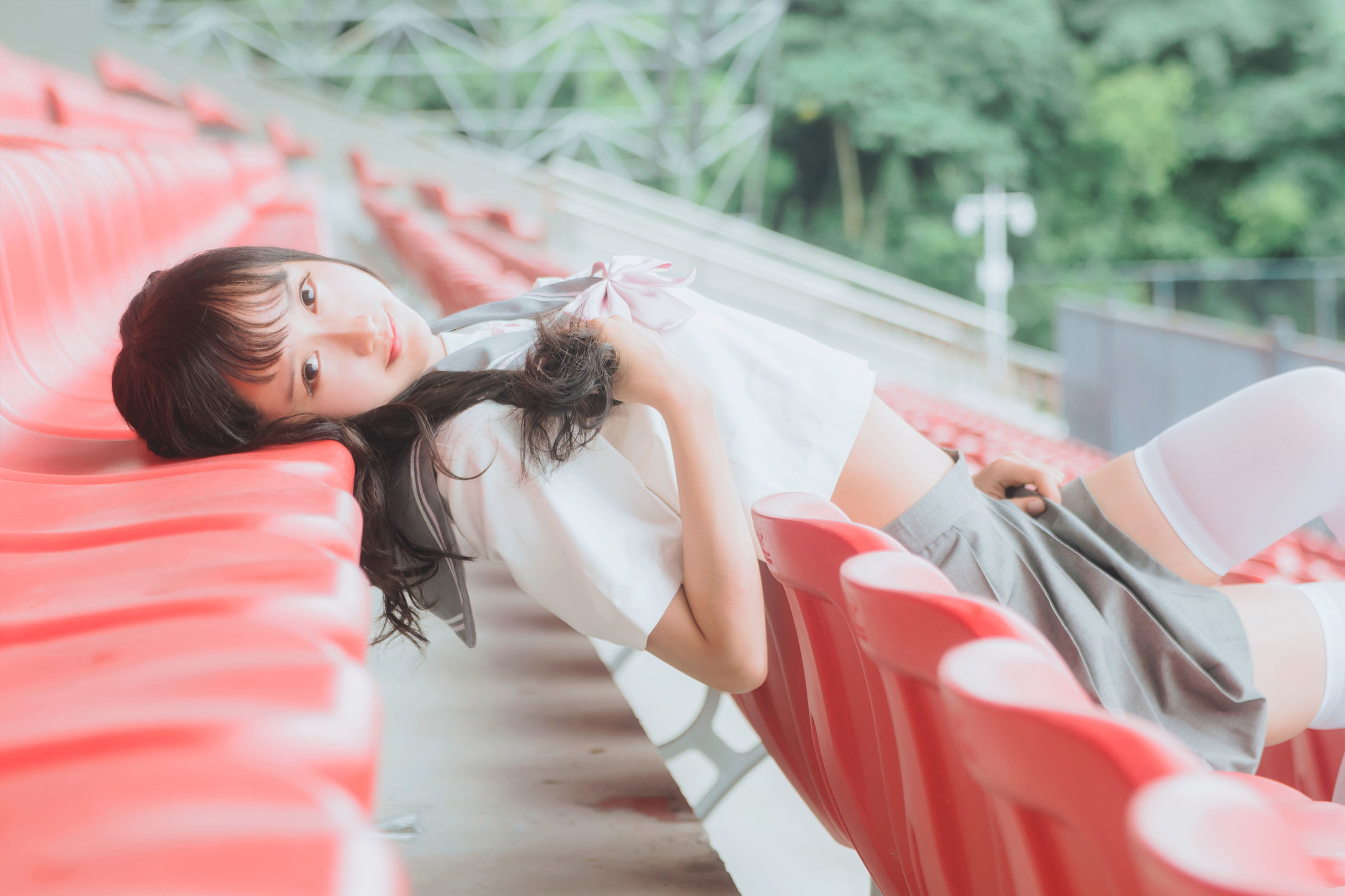 [网络美女] 木绵绵 灰色JK制服高清手机美女壁纸4P