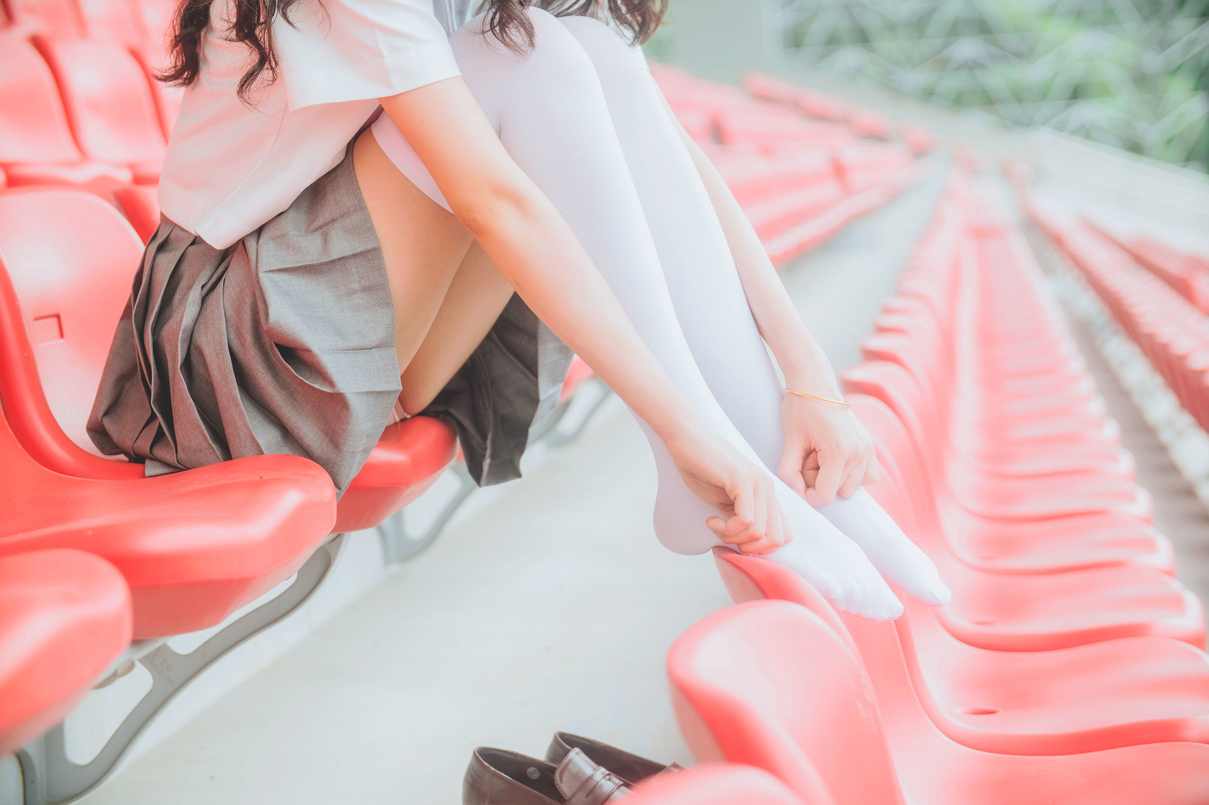 [网络美女] 木绵绵 灰色JK制服高清手机美女壁纸5P