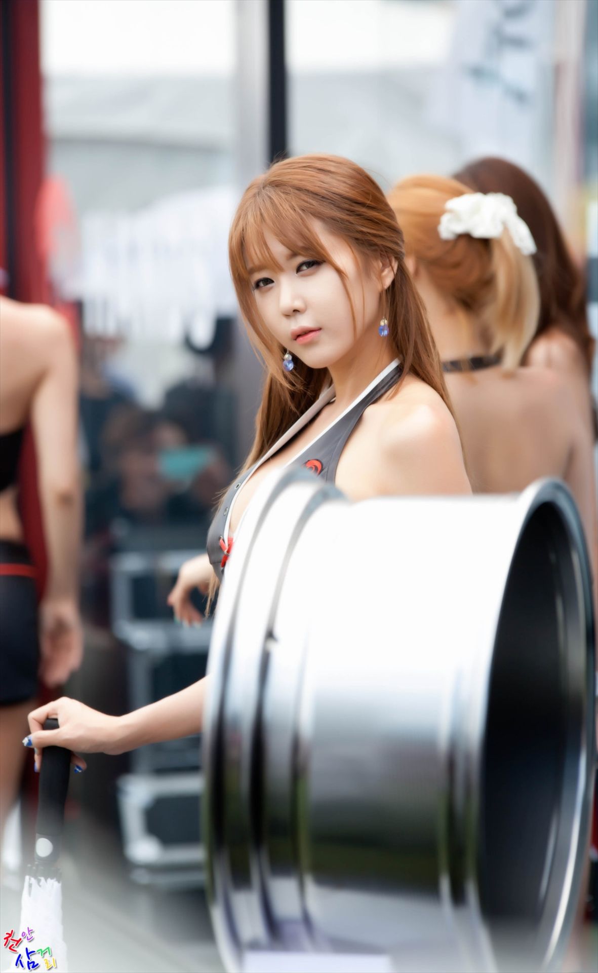 [网络美女] 许允美 2014首尔汽车展-皮衣长靴系列高清手机美女壁纸29P