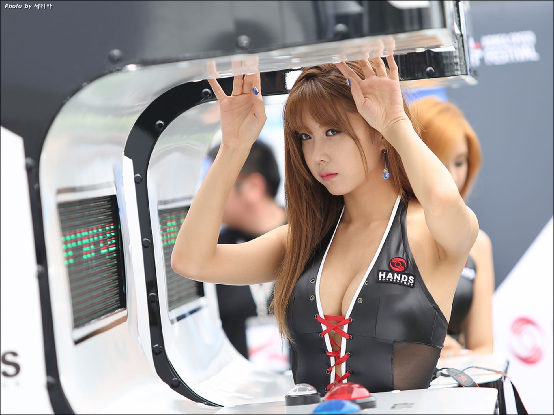 [网络美女] 许允美 2014首尔汽车展-皮衣长靴系列高清手机美女壁纸43P