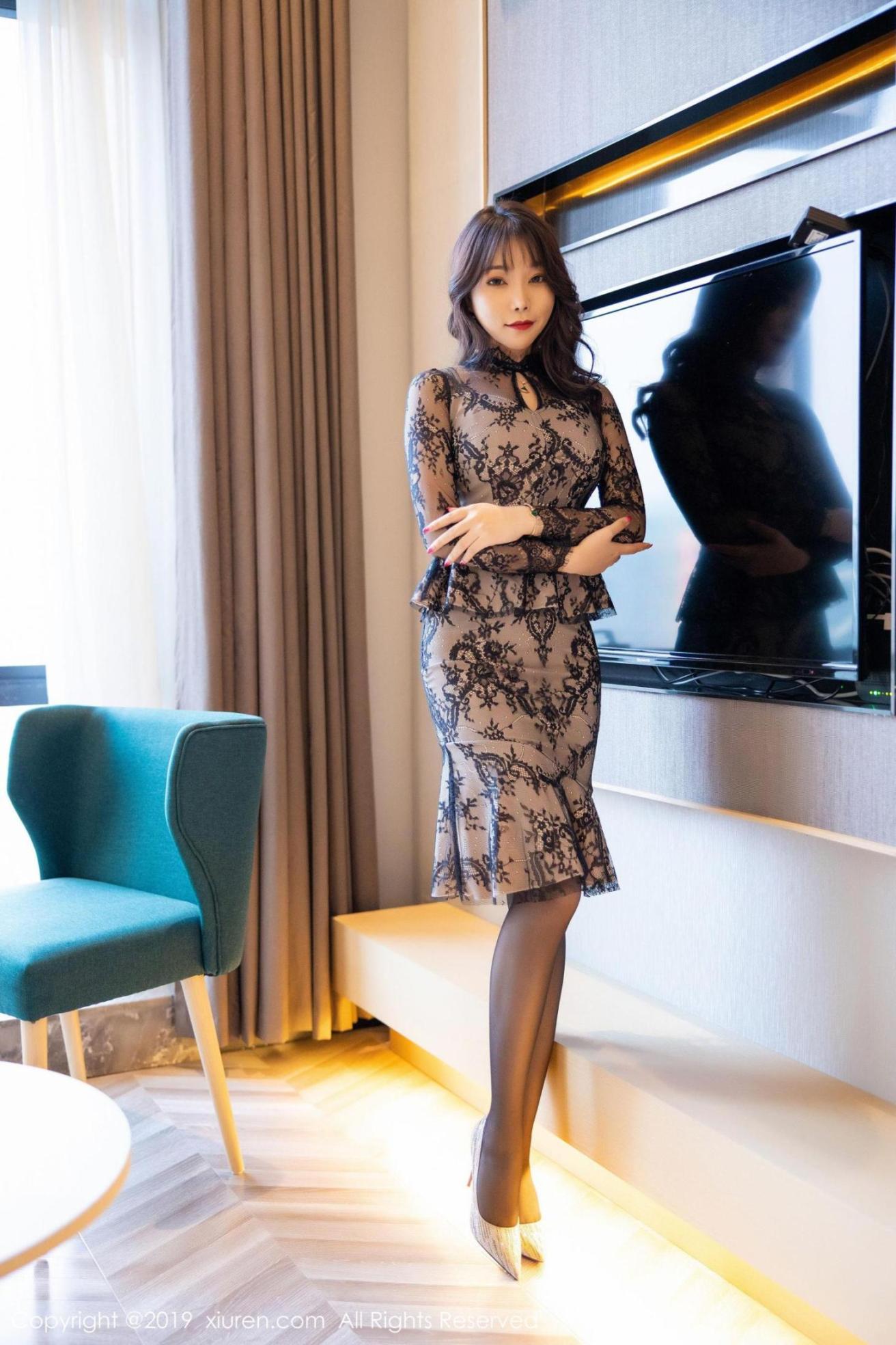 [美媛馆] 芝芝Booty 华丽炫彩的长裙与魅力黑丝 高清手机美女壁纸
