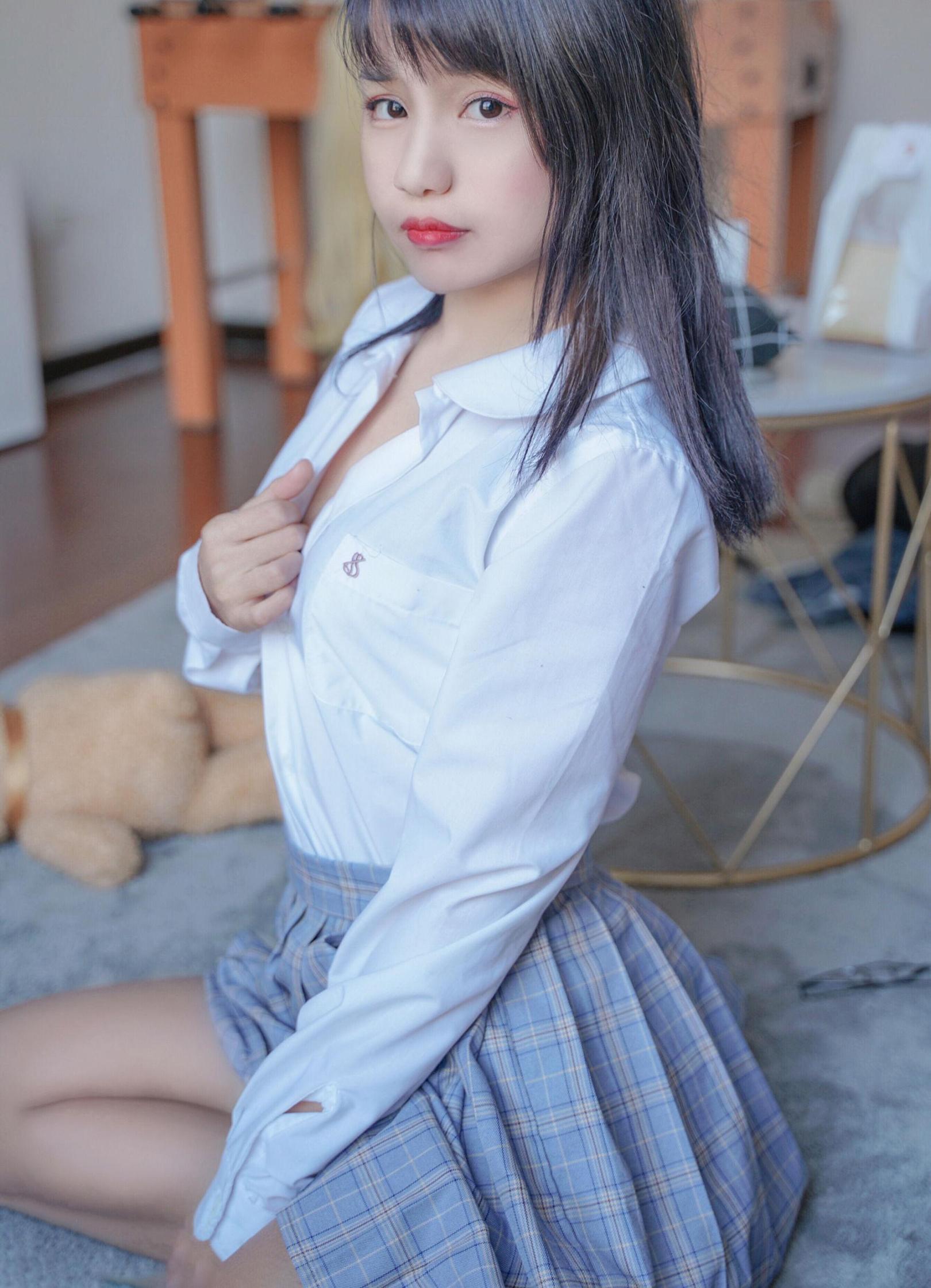 [网络美女] 网络美女 裸腿制服裙 高清写真套图