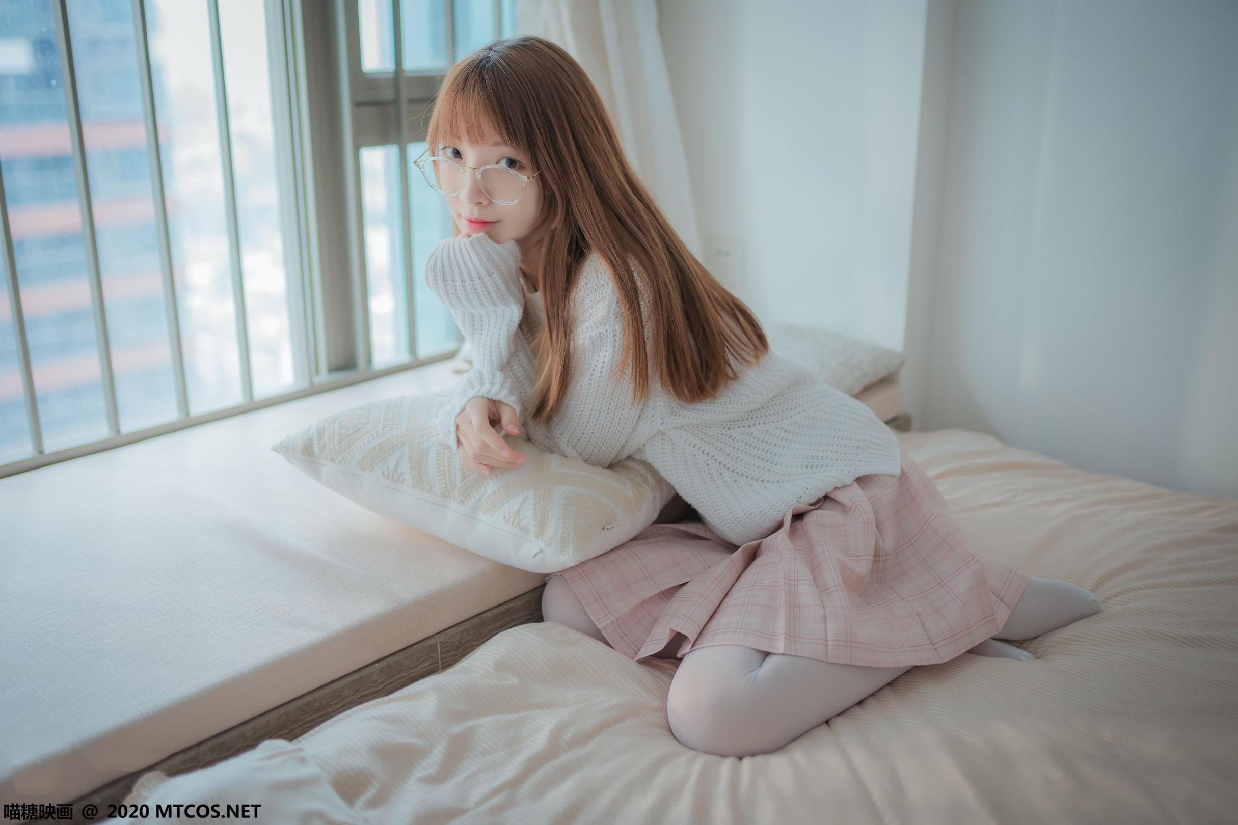 [网络美女] 网络美女 粉格裙的眼睛娘高清手机美女壁纸4P