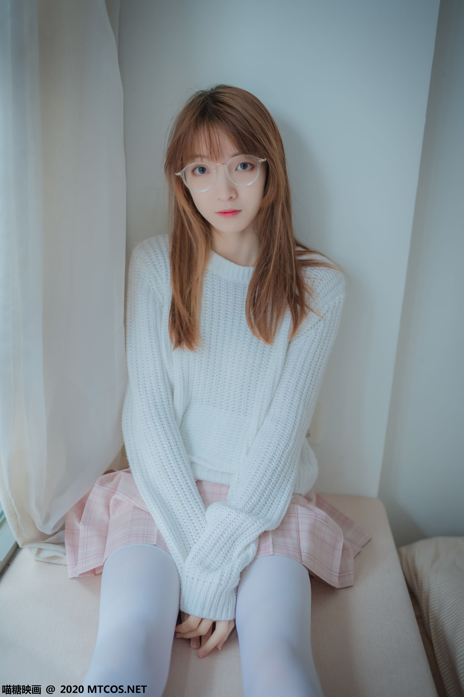 [网络美女] 网络美女 粉格裙的眼睛娘高清手机美女壁纸2P