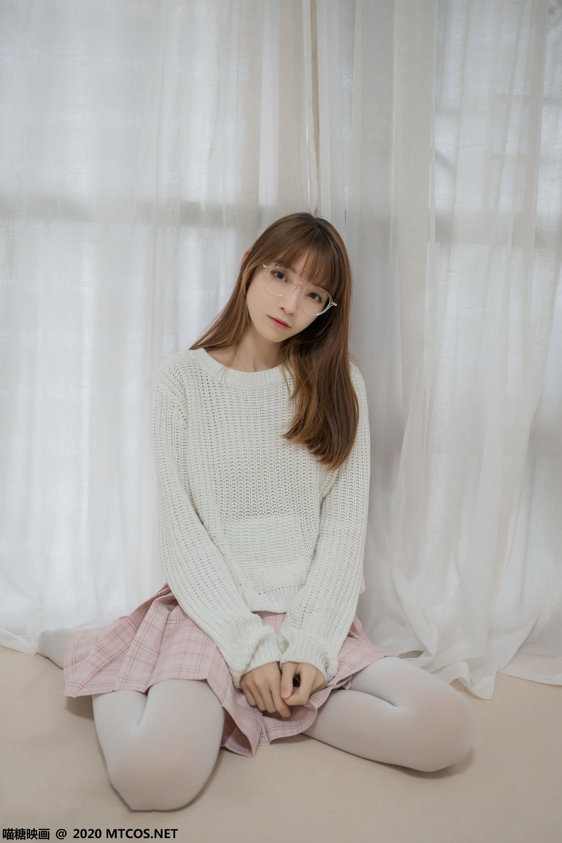 [网络美女] 网络美女 粉格裙的眼睛娘高清手机美女壁纸29P