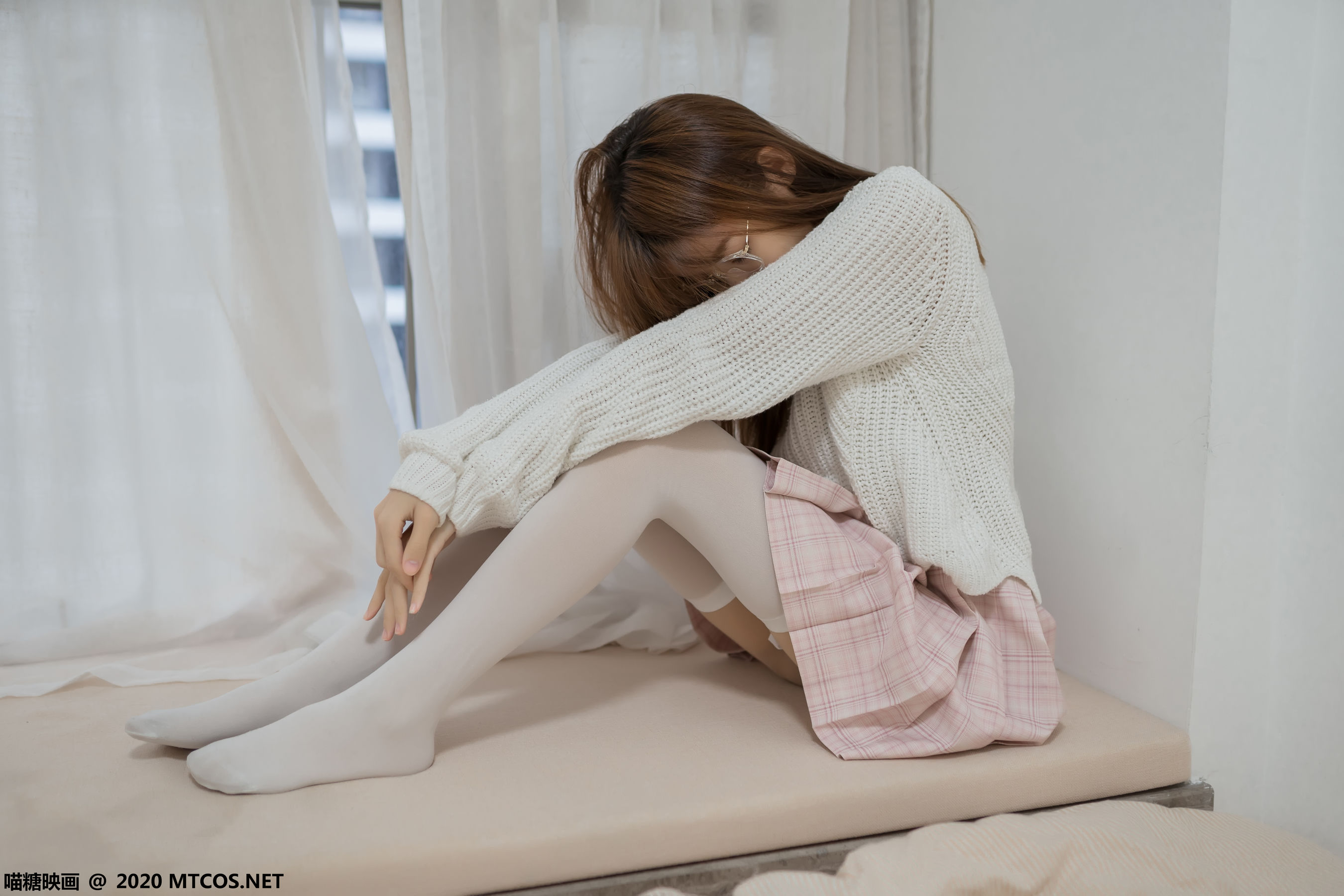 [网络美女] 网络美女 粉格裙的眼睛娘高清手机美女壁纸35P