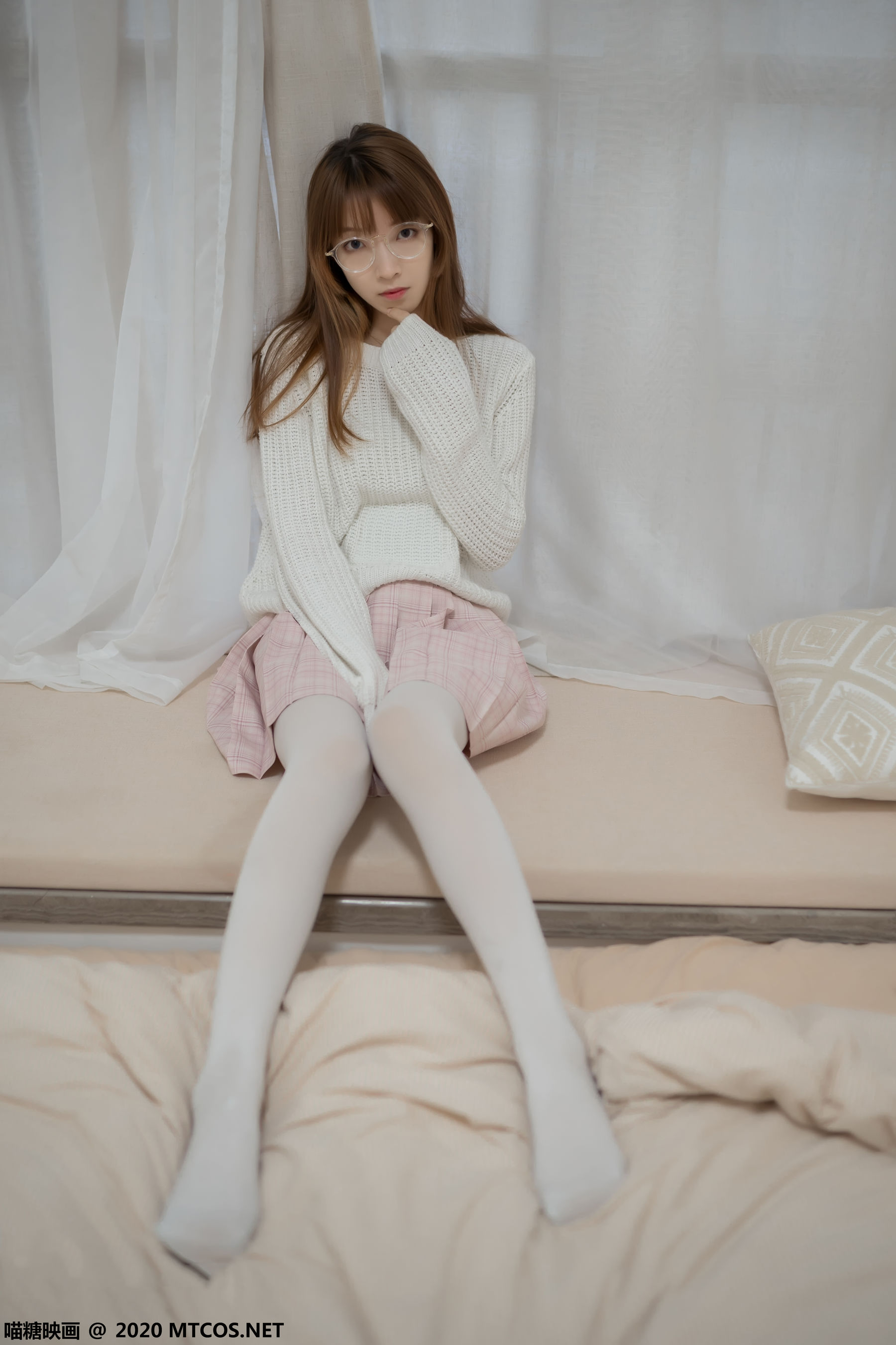 [网络美女] 网络美女 粉格裙的眼睛娘高清手机美女壁纸43P