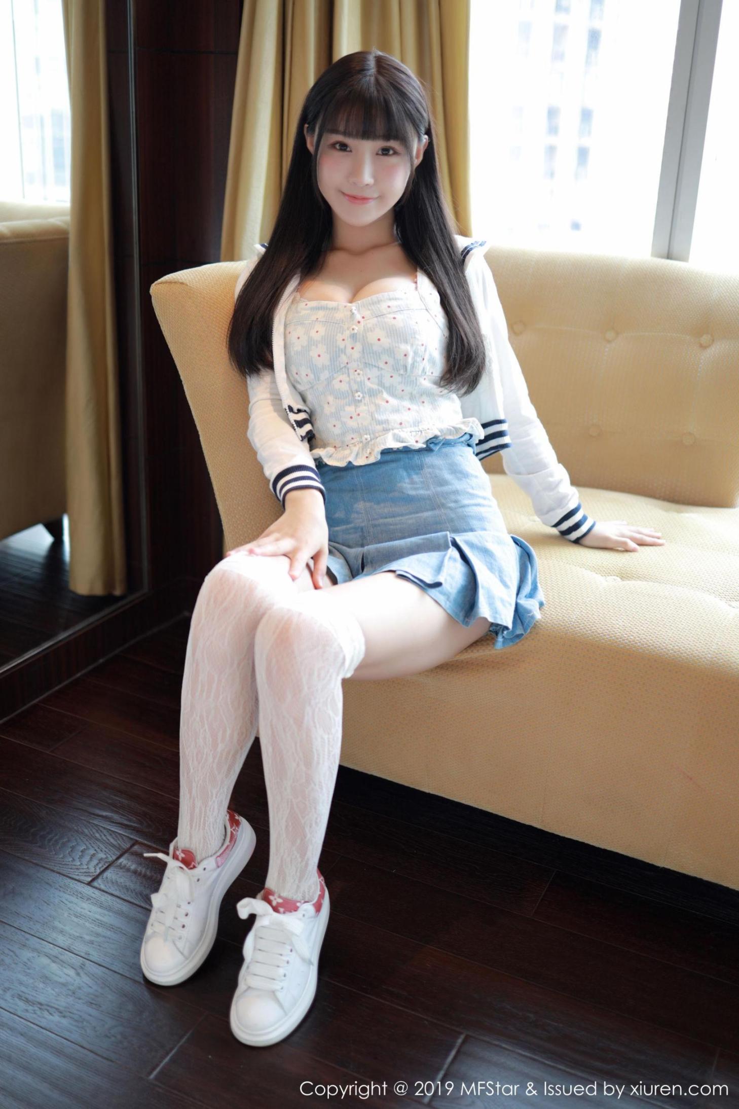 [波萝社] 朱可儿 短裙+蕾丝袜 高清手机美女壁纸