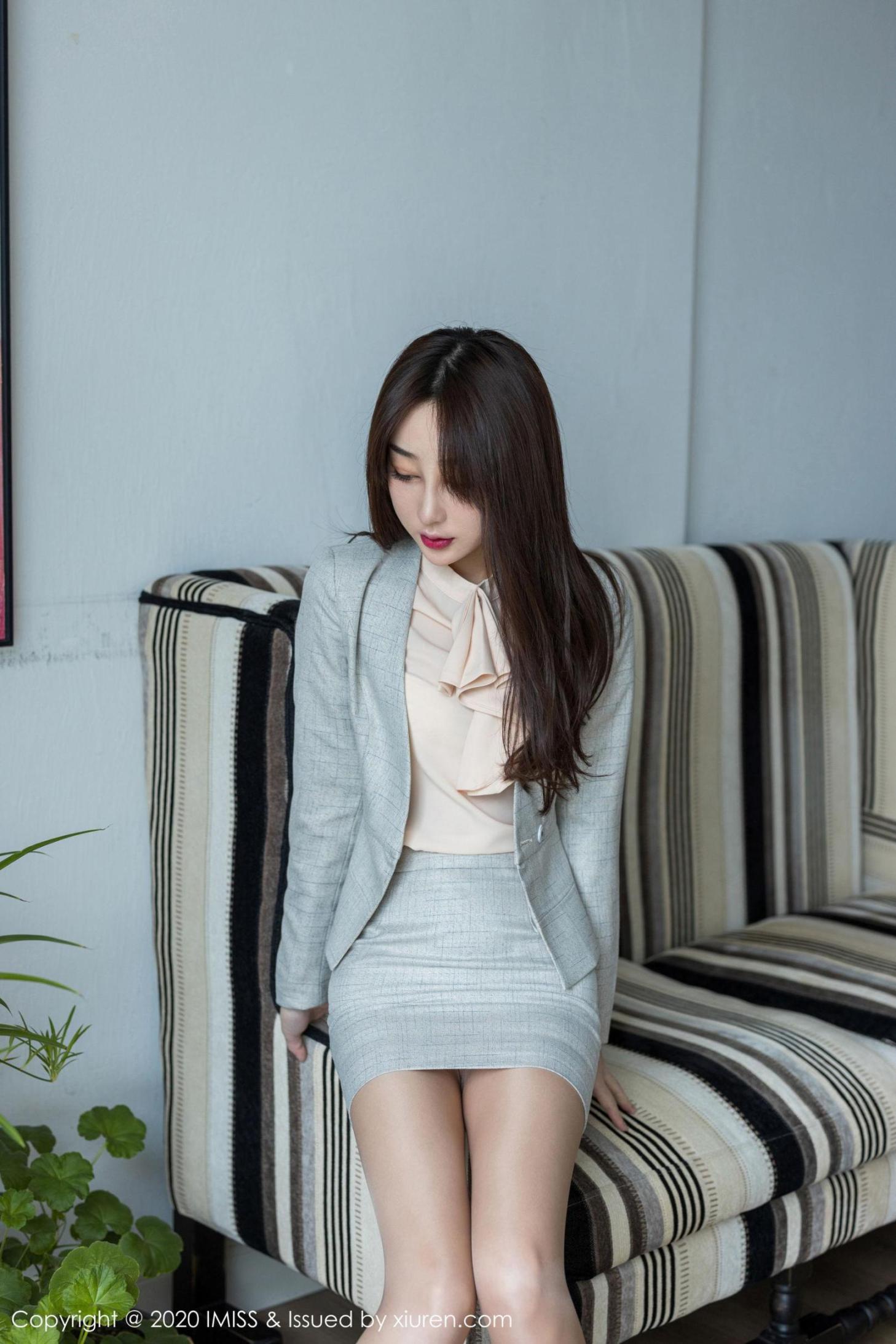 [秀人网] 九月生 白衬衫短裙秘书职业装丝袜美足系列 高清手机美女壁纸