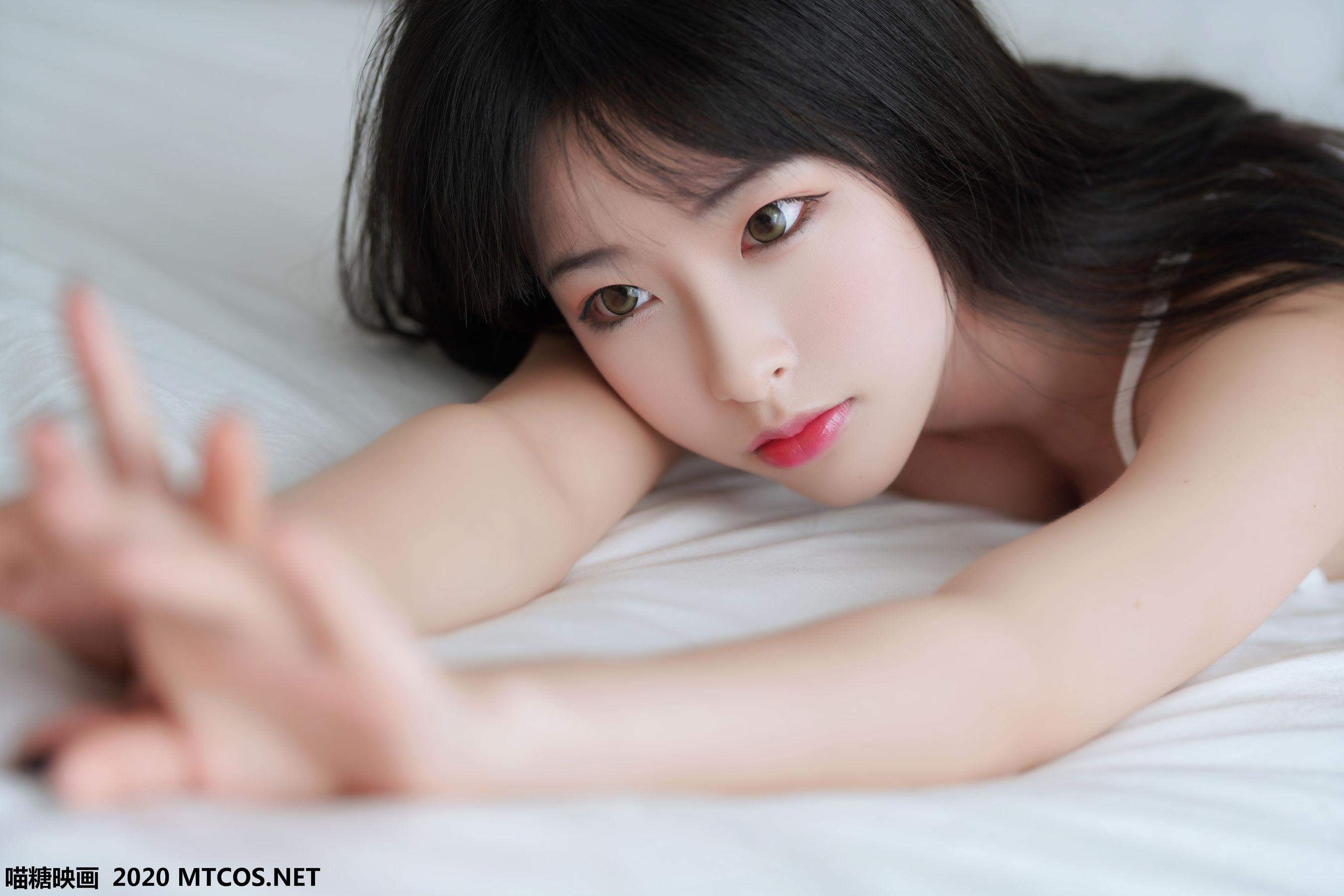 [网络美女] 网络美女 夏日清凉私房高清手机美女壁纸8P