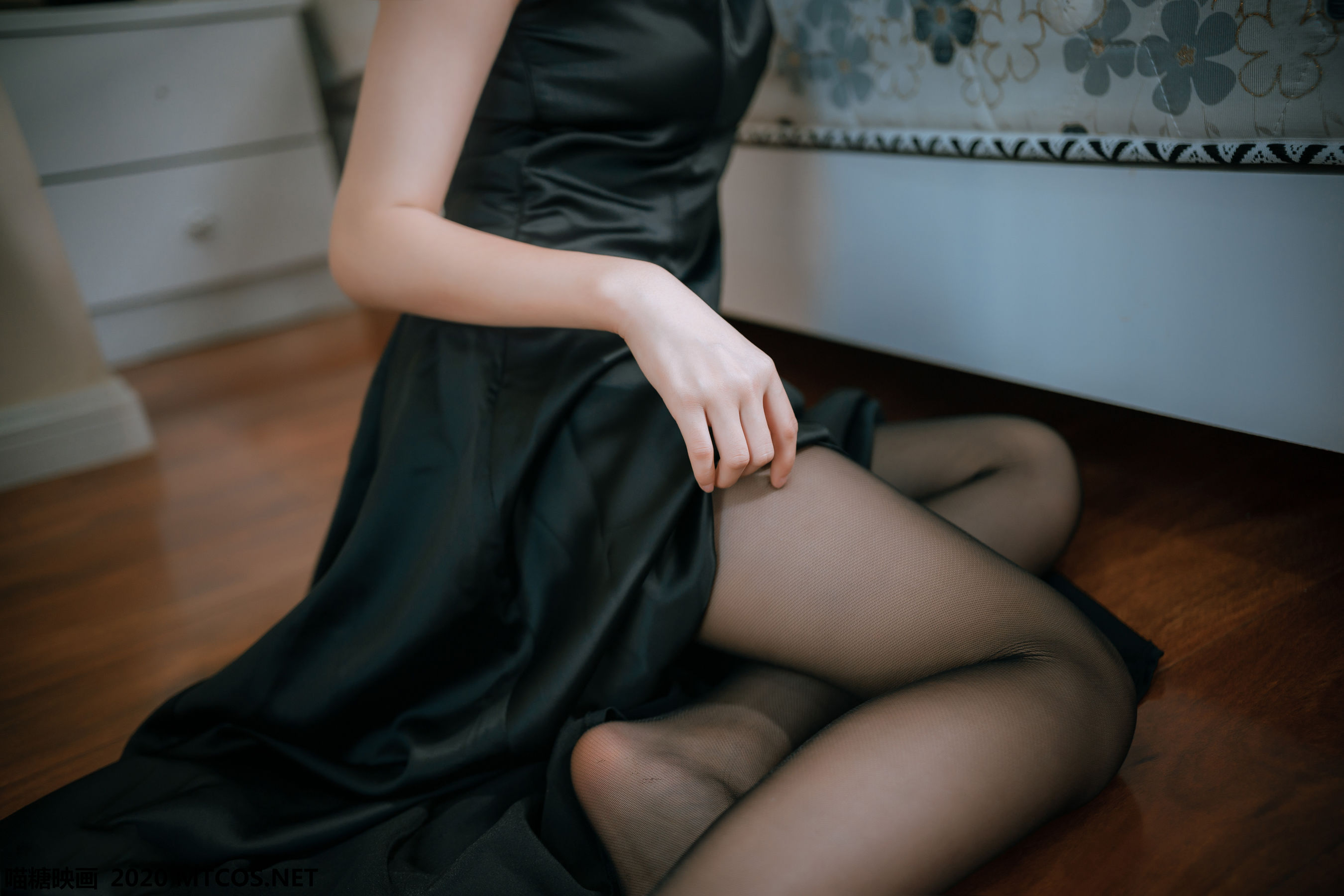 [网络美女] 网络美女 黑色礼服高清手机美女壁纸21P