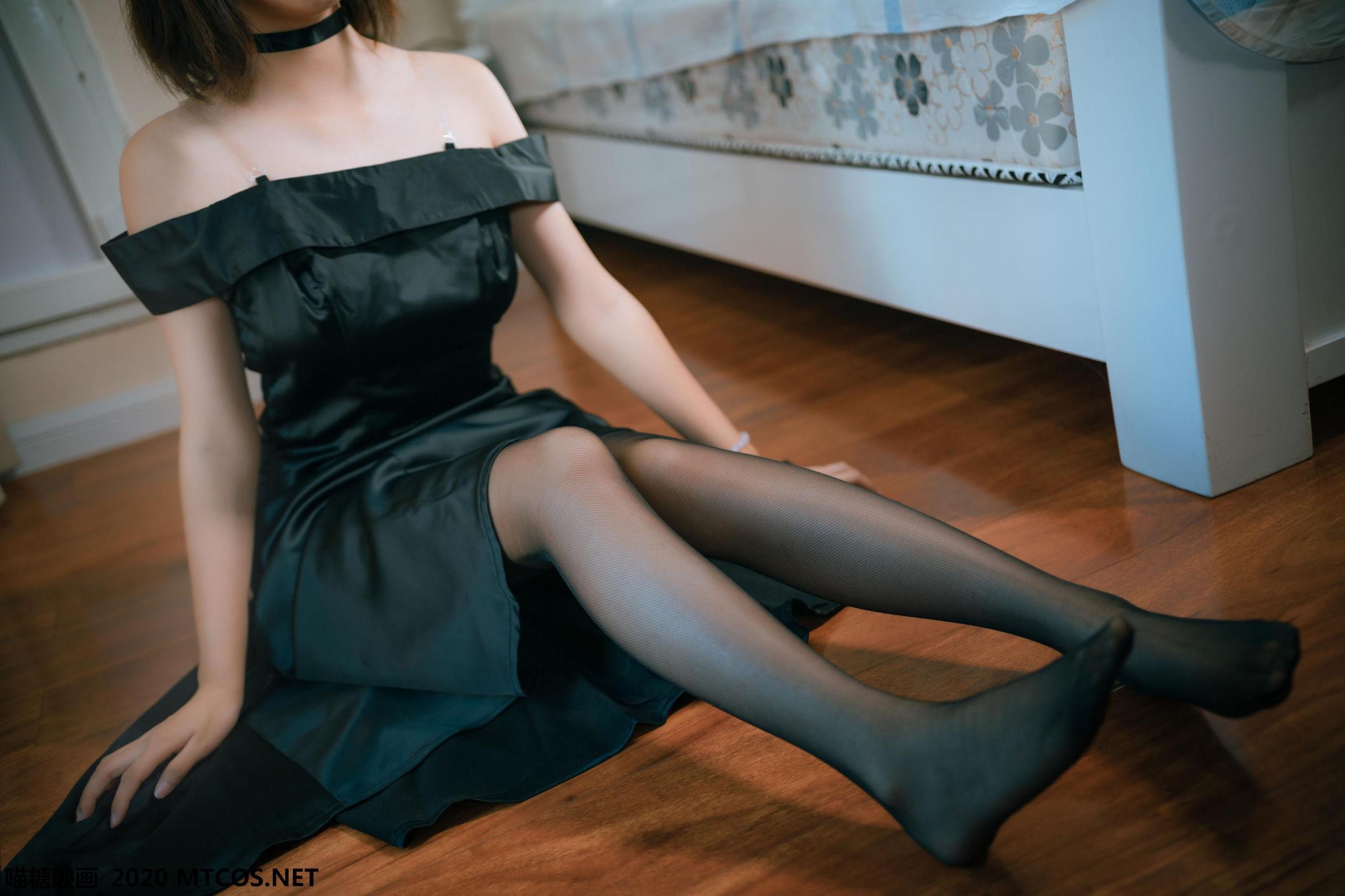 [网络美女] 网络美女 黑色礼服高清手机美女壁纸4P