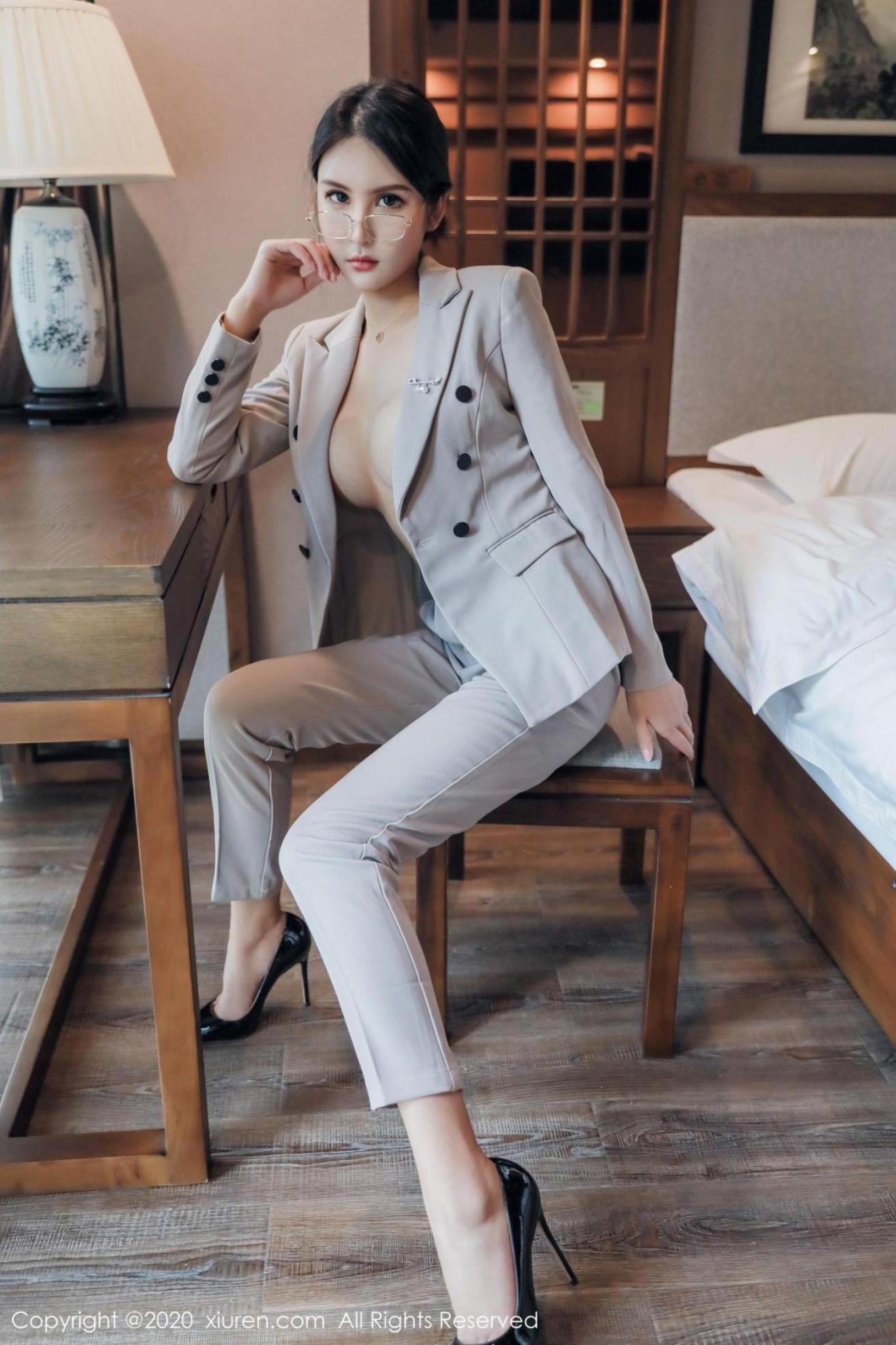 [秀人网] Emily顾奈奈酱 制服，OL，丝袜，性感各种元素 高清手机美女壁纸