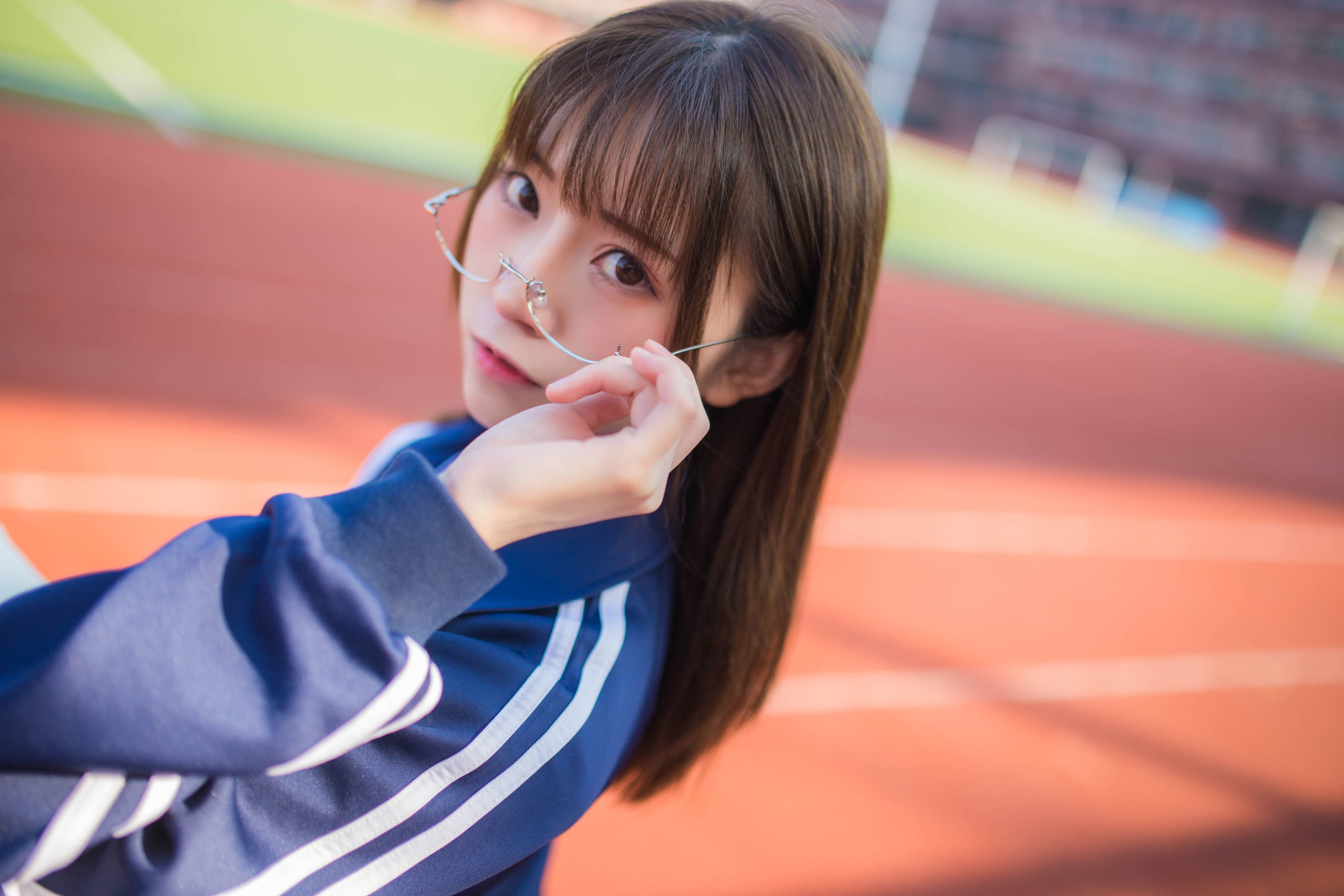 [网络美女] 绮太郎 蓝色运动服女孩高清手机美女壁纸5P