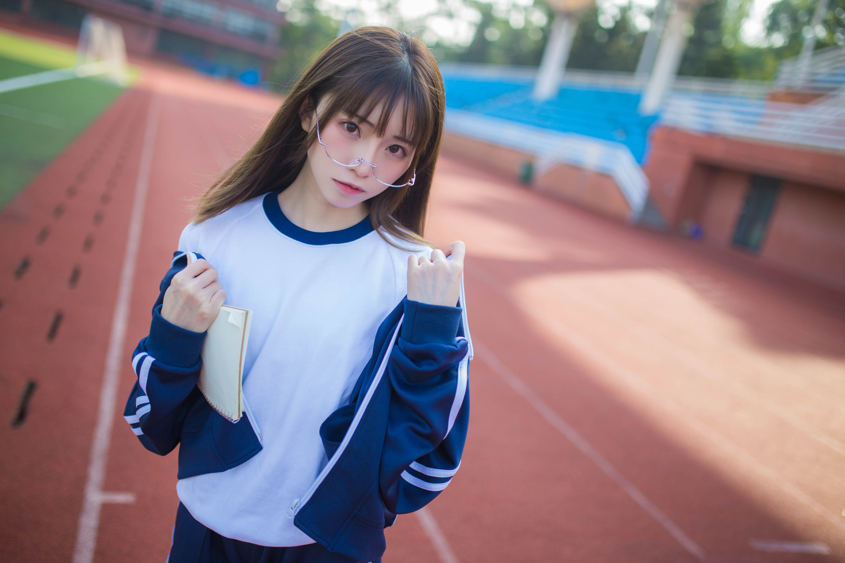 [网络美女] 绮太郎 蓝色运动服女孩高清手机美女壁纸12P