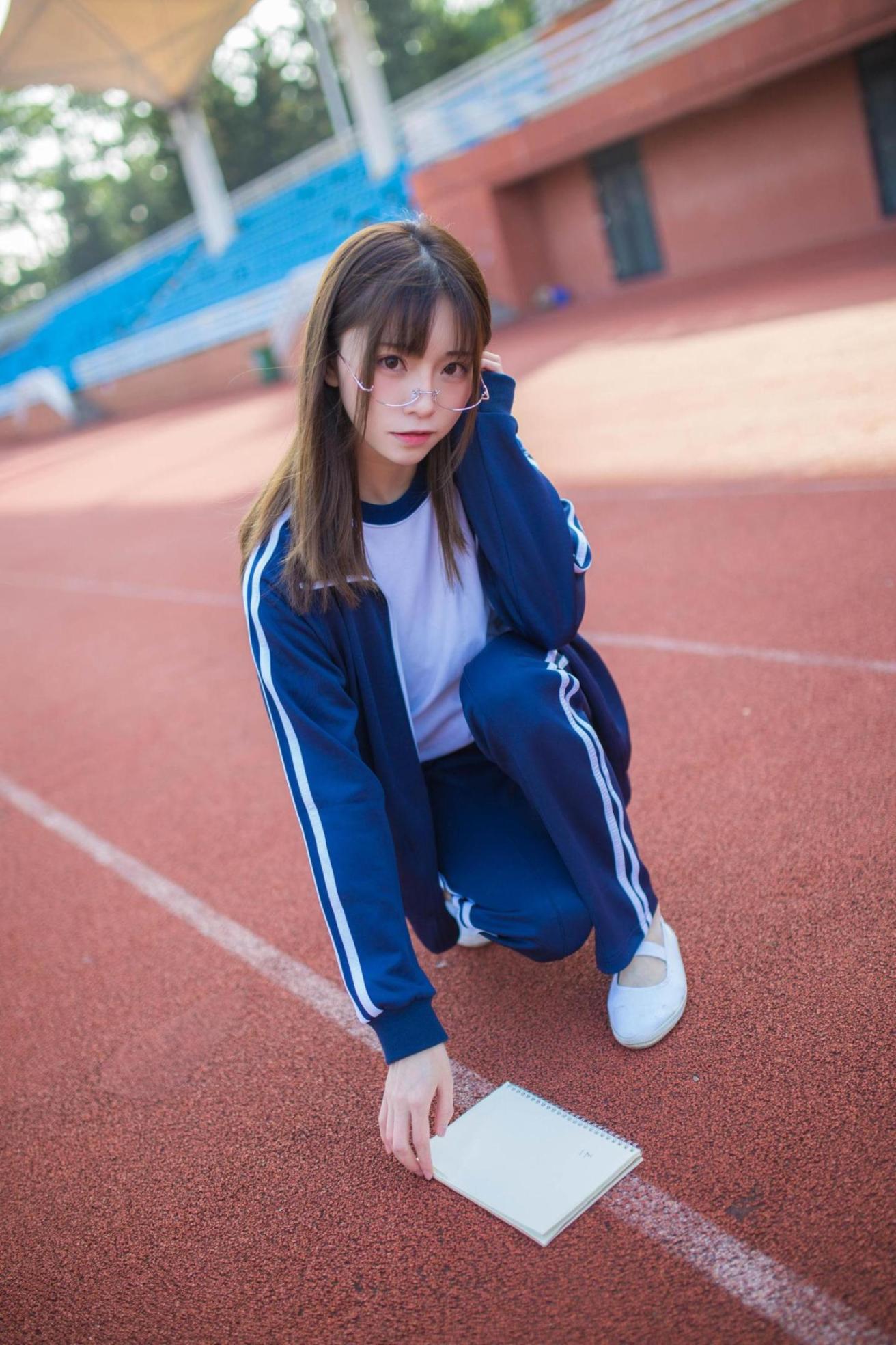 [网络美女] 绮太郎 蓝色运动服女孩高清手机美女壁纸9P