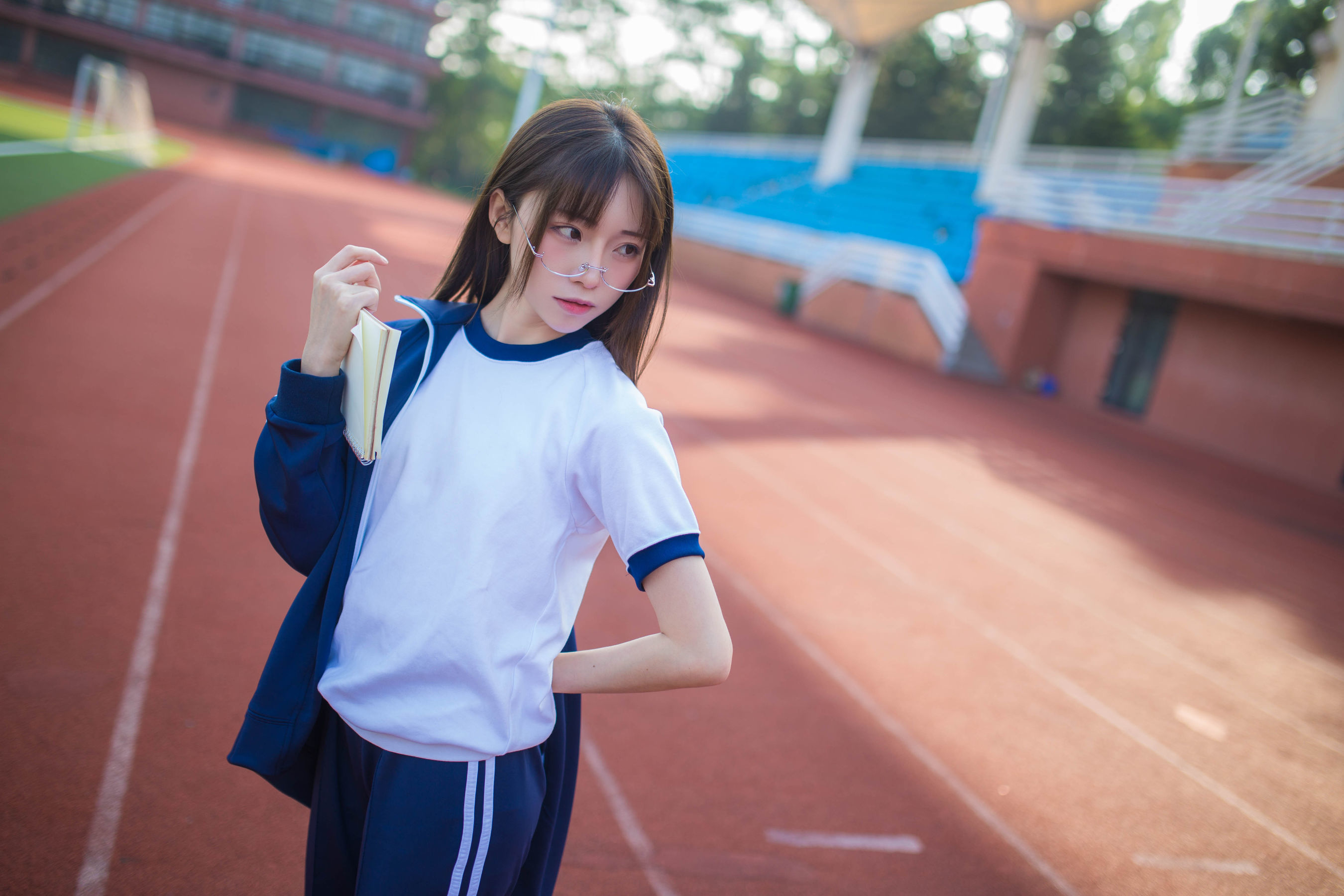 [网络美女] 绮太郎 蓝色运动服女孩高清手机美女壁纸10P